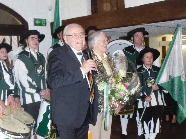 Der Fanfarencorps Hervest-Dorsten überraschte Theo Aldenhoff mit einem Ständchen zum Geburtstag.