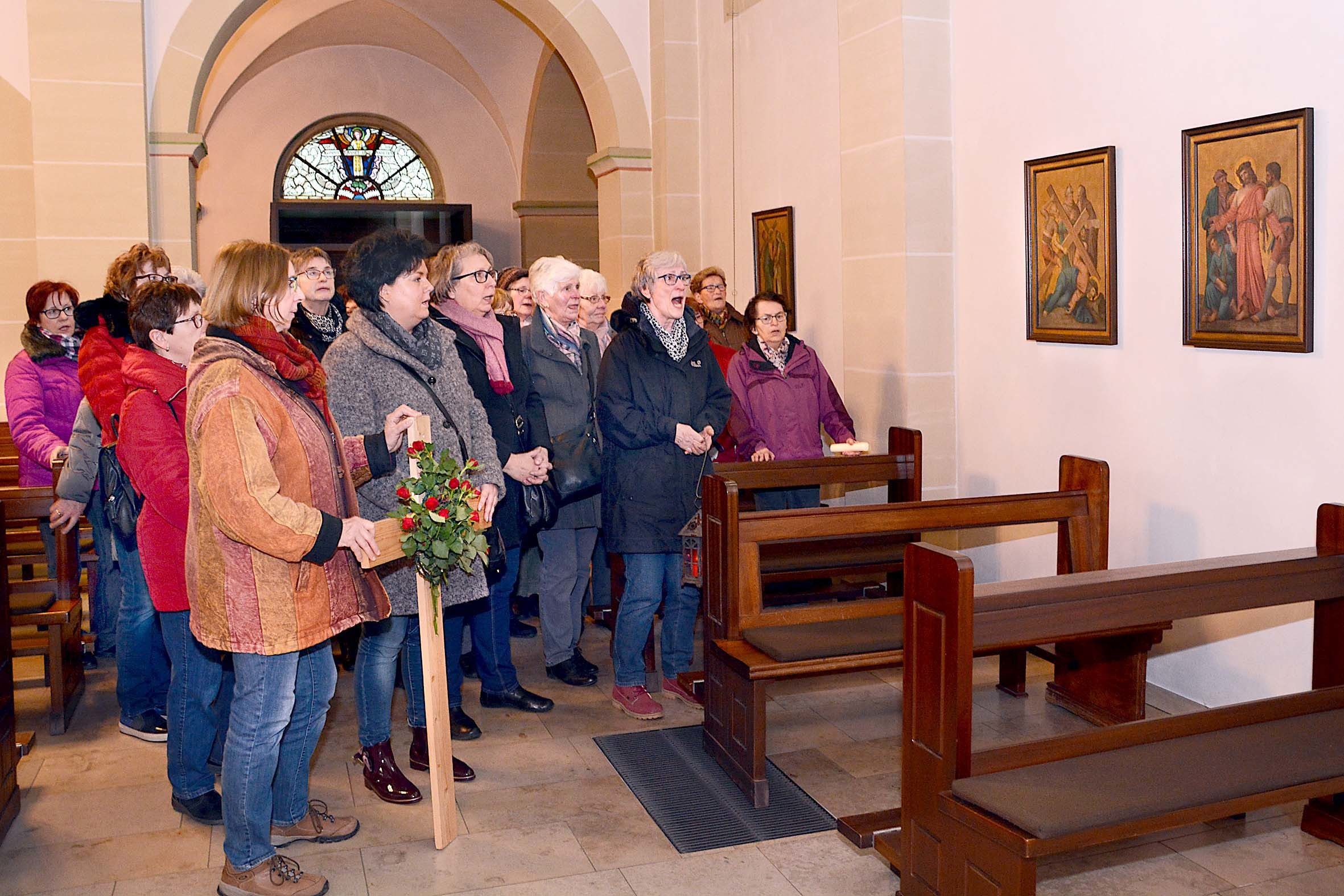 Im letzten Jahr blieben die Frauen wegen des schlechten Wetters beim Kreuzweg in der Lanstroper Pfarrkirche.