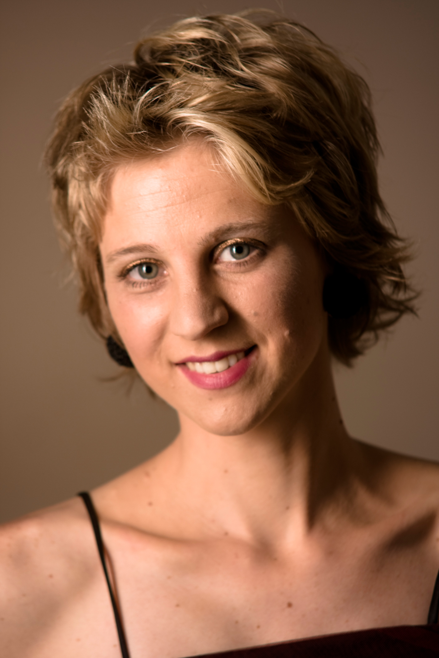 Evelyn Zieglers Stimme überrascht, berührt und ist auch in eher bescheidener Akustik transparent, voll und rund.