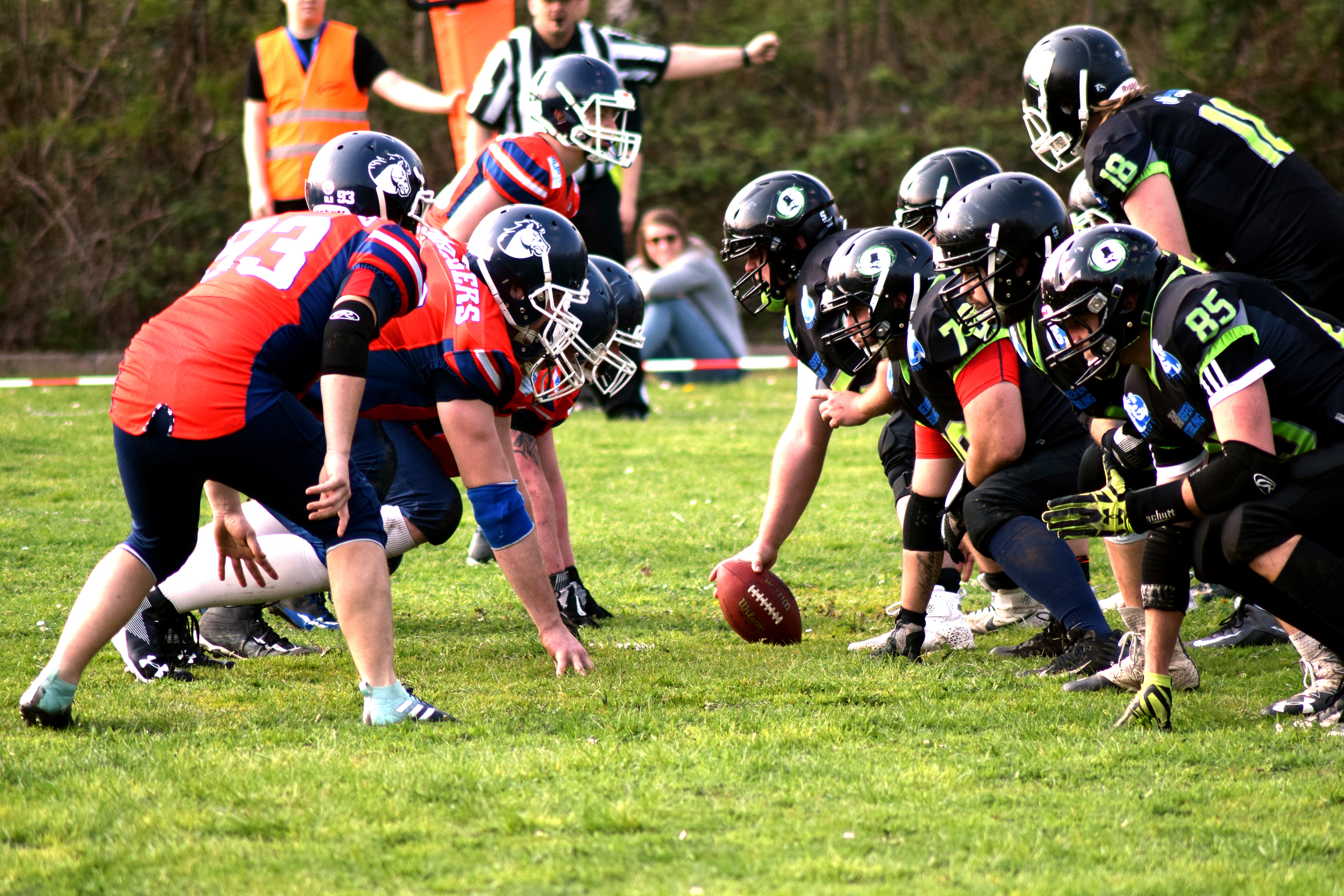 Die Herner Footballer (schwarz) kurz bevor der Spielzug losgeht.