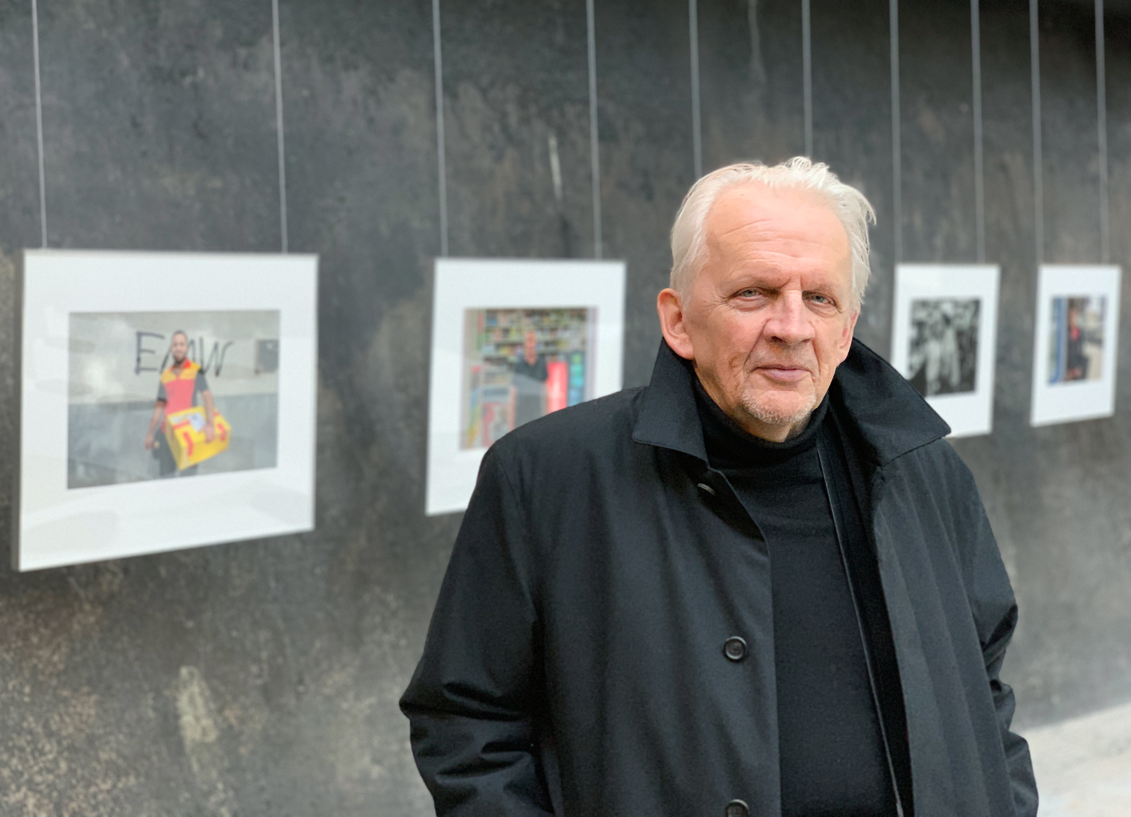 Ulrich Weichert vor einer Auswahl seiner Fotos im Rundeindicker des Portals der Industriekultur.