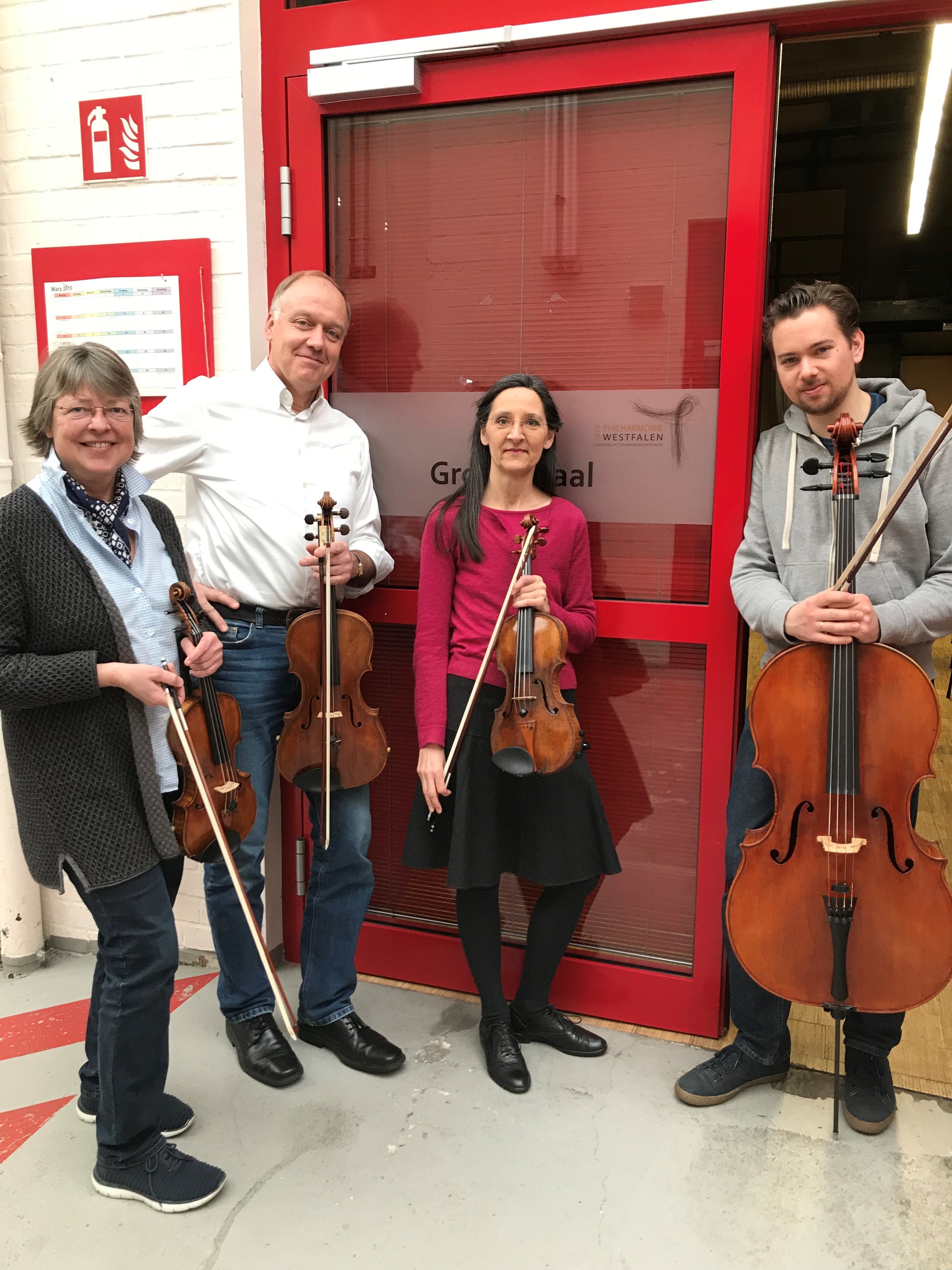 Im Rahmen einer offenen Probenwerkstatt halten die Musiker eine kurze Einführung und geben einen musikalischen Vorgeschmack auf das Konzert.