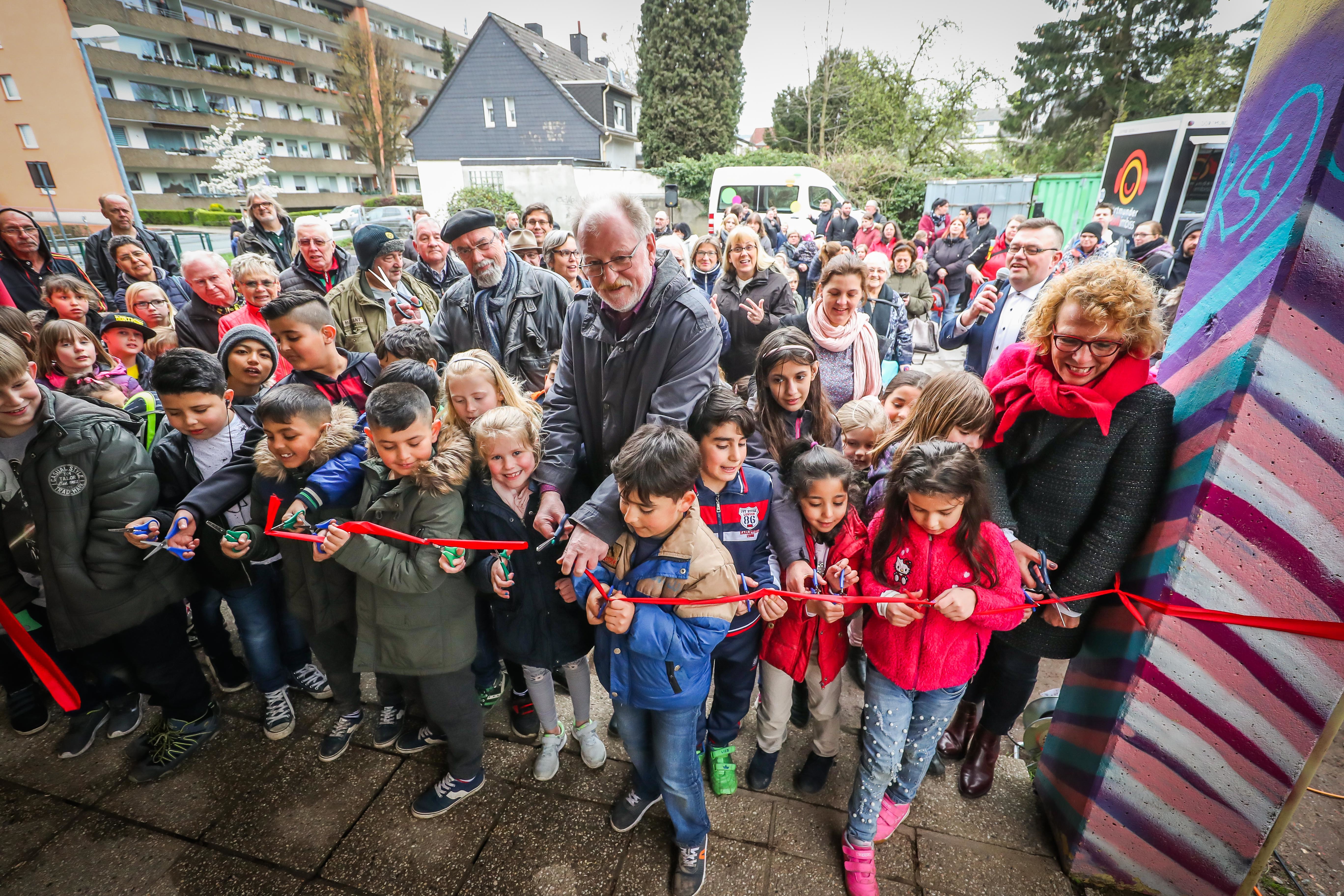 Endlich wird das rote Band durchgeschnitten: Kinder und Jugendliche freuen sich über den neuen Treff in Bövinghausen.