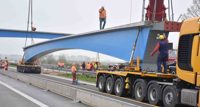 Vorne und hinten wurde die Segmentbrücke an den Auslegern der beiden Autokräne befestigt. | Foto: Ralf Beyer