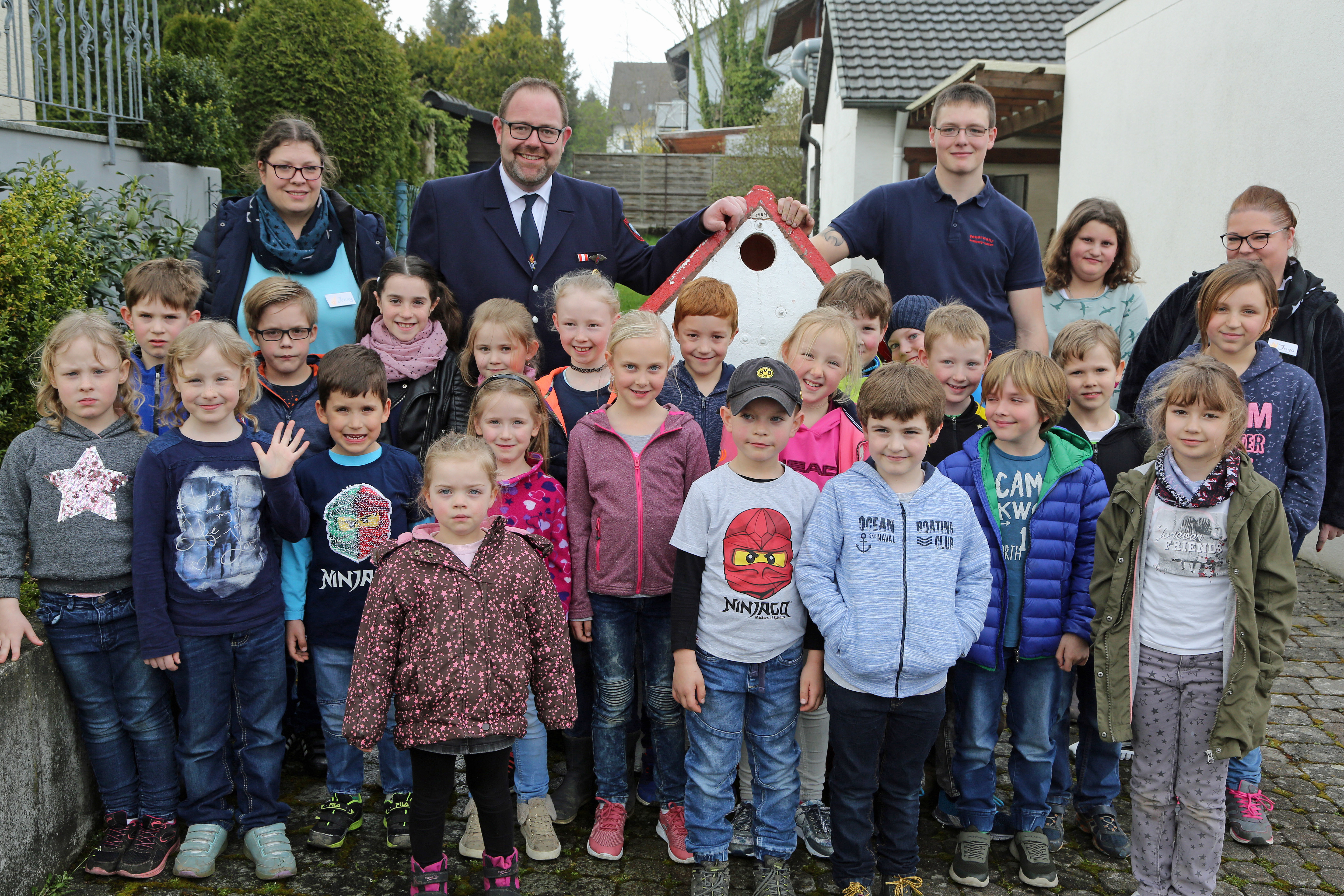 Bei einem Schnuppertag am Gerätehaus der Löschgruppe in Holzen informierten sich Mädchen und Jungen mit ihren Eltern über die Arbeit und Aufgaben der Feuerwehr.