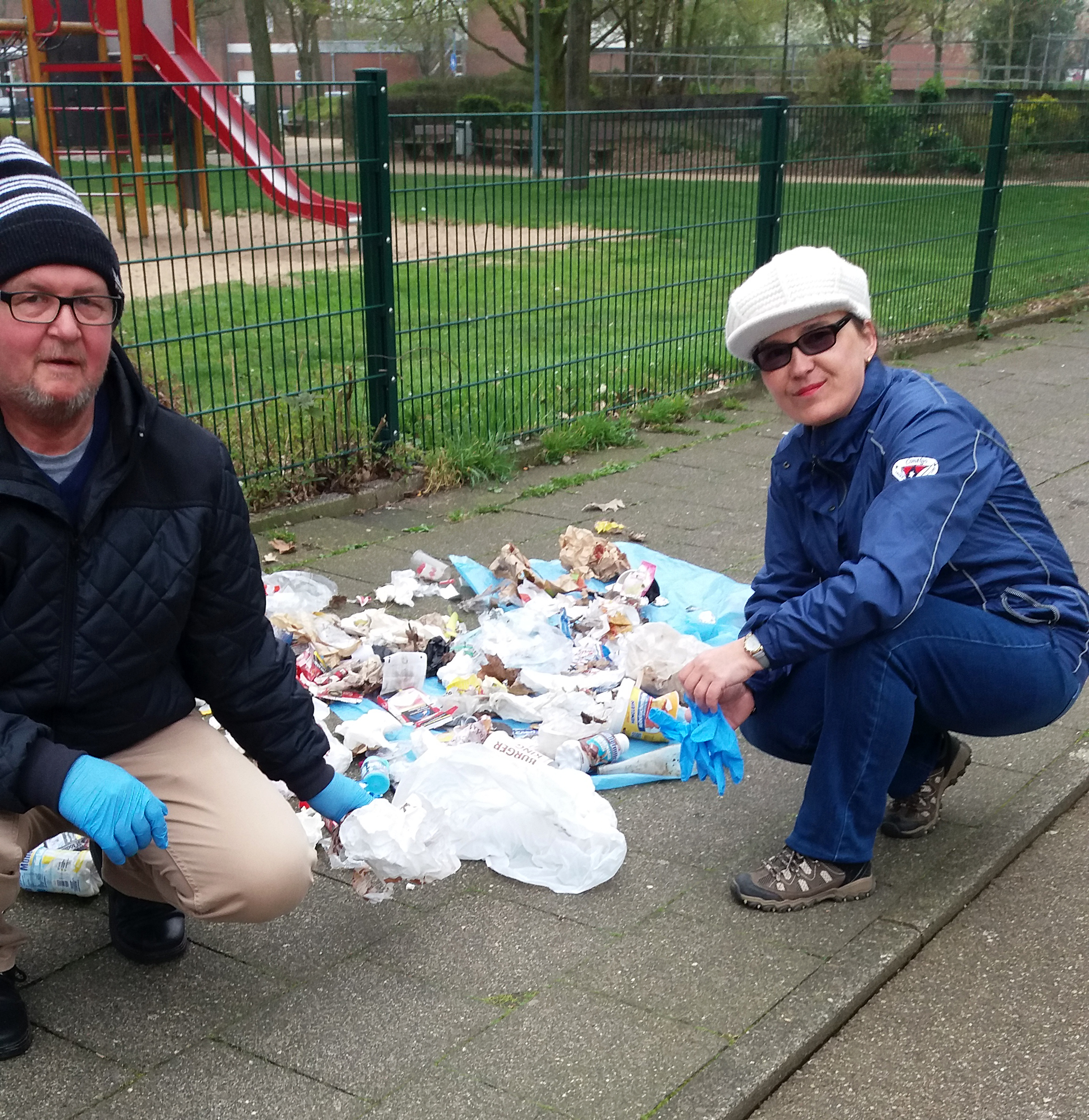 Lina Horn und Gerhardt Lipinski mit ihrer Müllsammlung.
