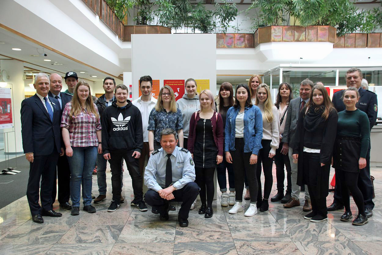 Die Arbeiten der Schüler des Max-Born-Berufskollegs sind in der Kundenhalle der Sparkasse Vest ausgestellt.