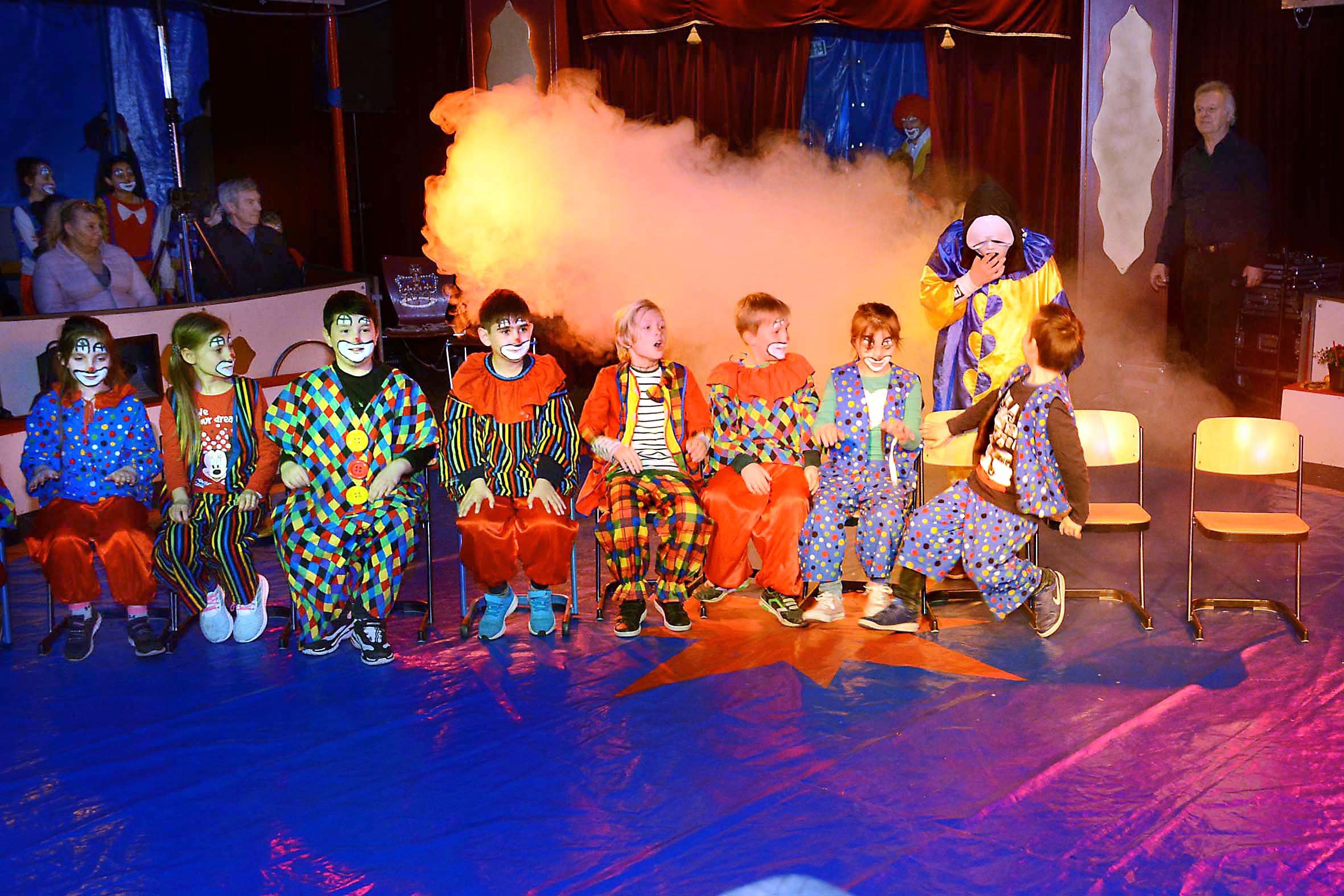 Im Manegenrund des Zirkuszelt auf dem Schulhof boten auch diese Jung-Clowns, im Alltag ansonsten Grundschüler*innen der Wambeler Comenius-Grundschule, ein farbenfrohes wie spaßiges Spektakel.