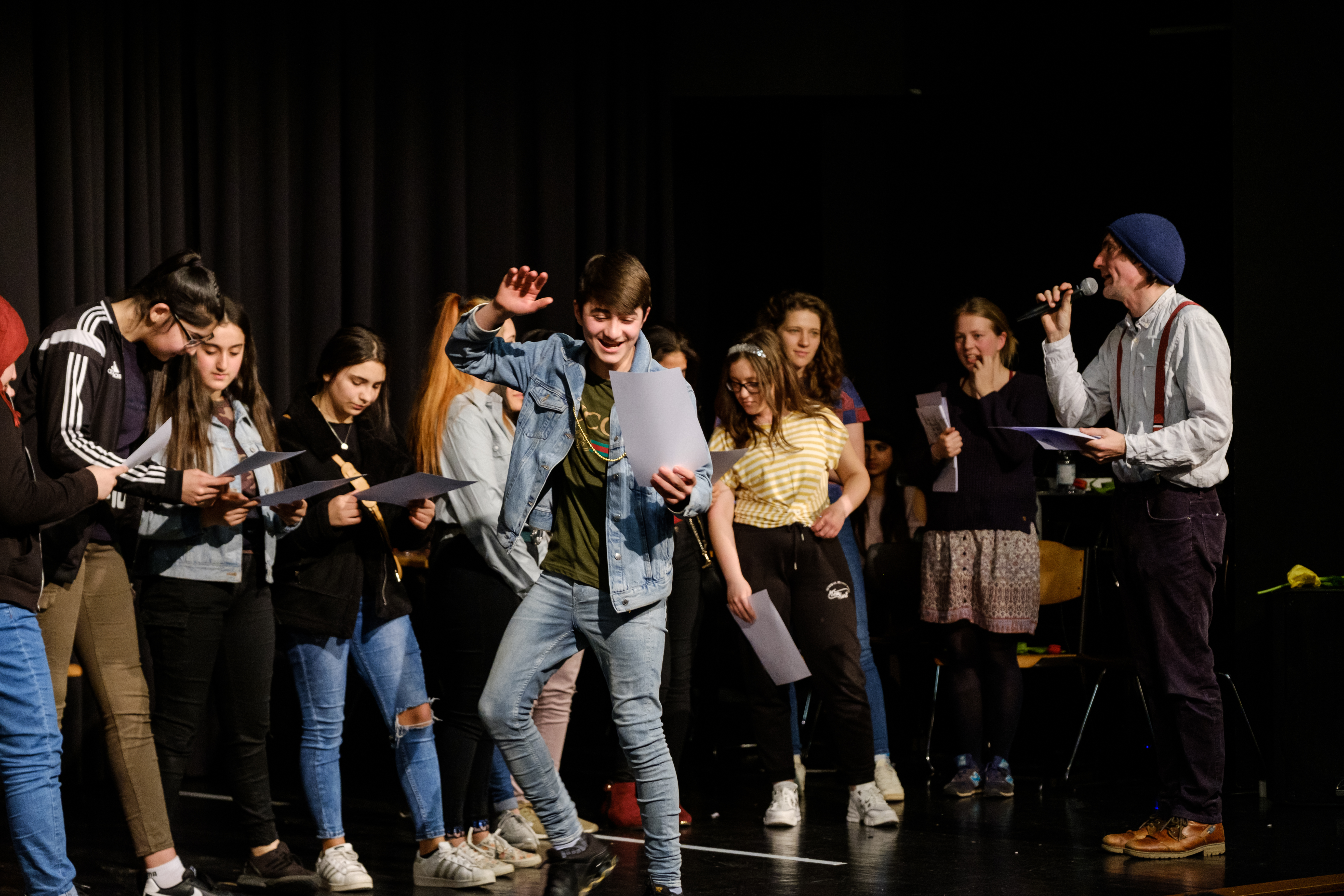 Die Zertifikatsübergabe am Ende des Theaterfestivals an der Hauptschule an der Wächtlerstraße.