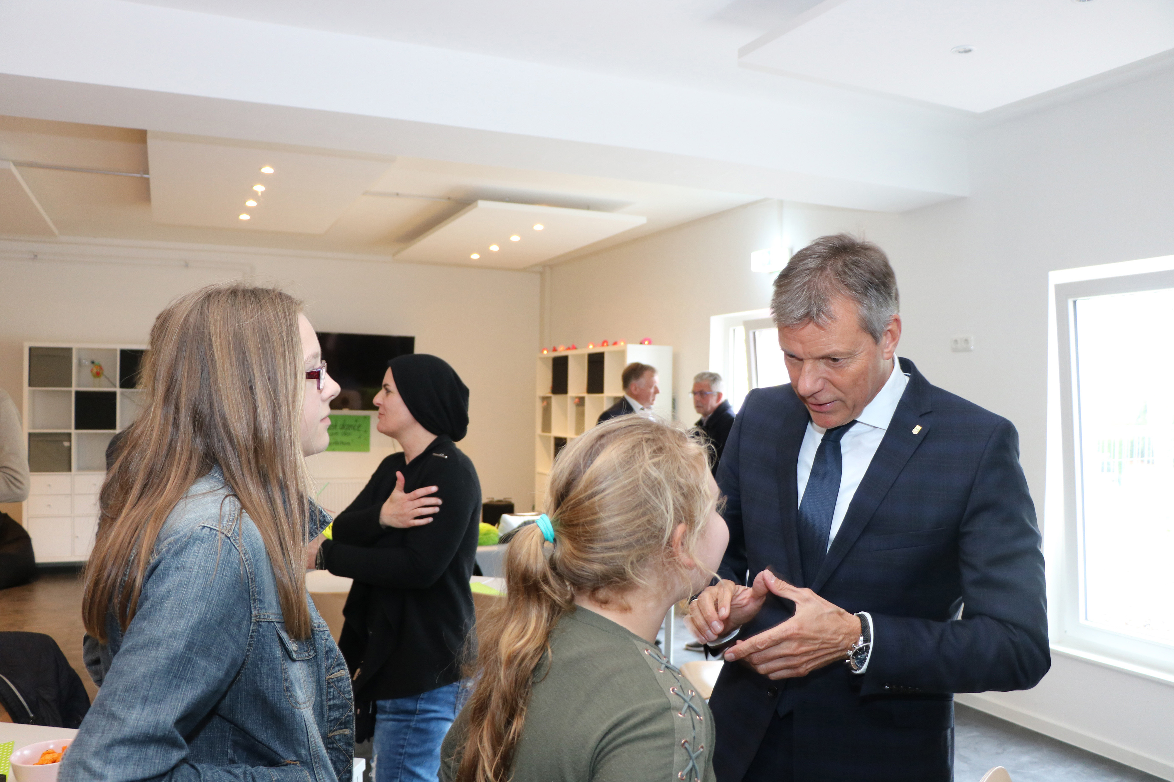Bürgermeister Christoph Tesche kam mit den jungen Besucherinnen ins Gespräch.