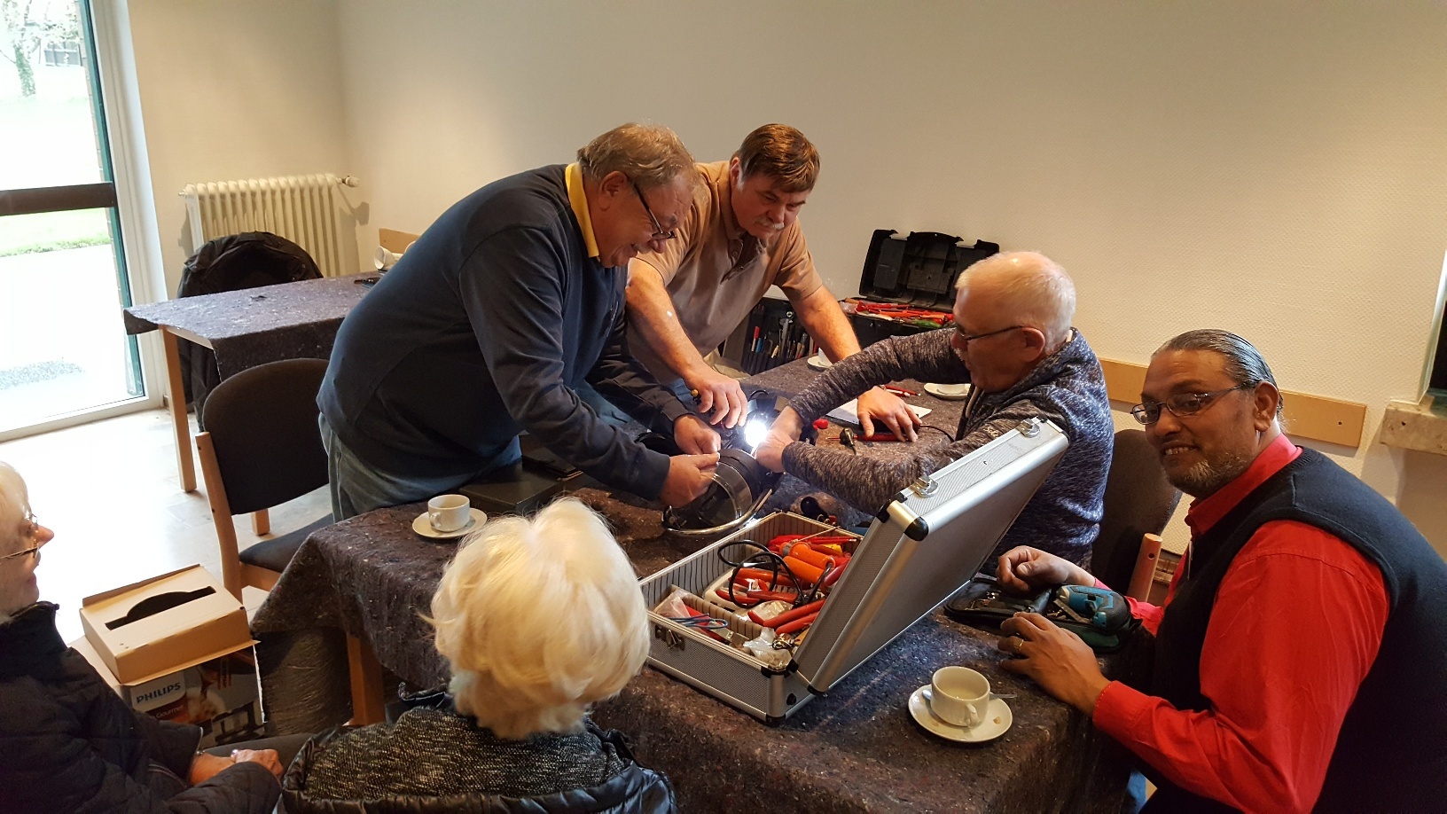 Gemeinsam mit den Besitzern und in Teamarbeit wird im Repair Cafe Nette so manch, altes Schätzchen wieder „flott gemacht.