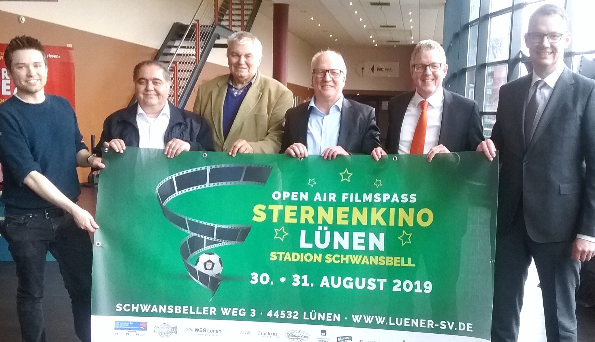 Vorfreude auf das Sternenkino Lünen (v.l.n.r. Max Biela, Filmtheater-Leiter „Cineworld“, LSV-Geschäftsführer Cemil Arpaci, Reinhold Urner, Projektleiter LSV, Kultur und Sportdezernent der Stadt Lünen Horst Müller-Baß, Regionaldirektor Norbert Mecklenburg, Volksbank Waltrop-Lünen und Hendrik Niehoff, Volksbank Selm-Bork.