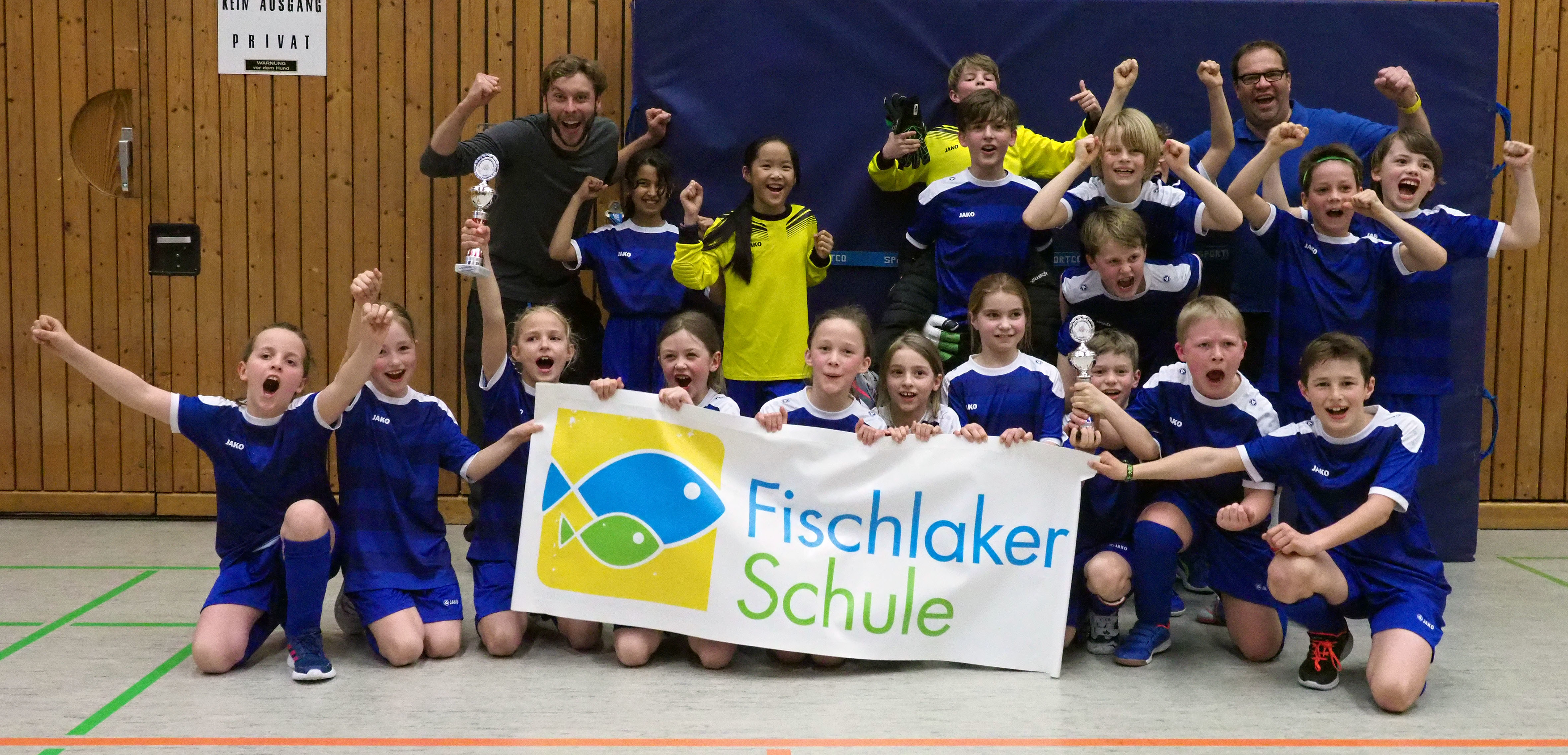Die Fischlaker Schule konnte beim Hallenfußball einen Doppelsieg feiern.
Foto: Gohl