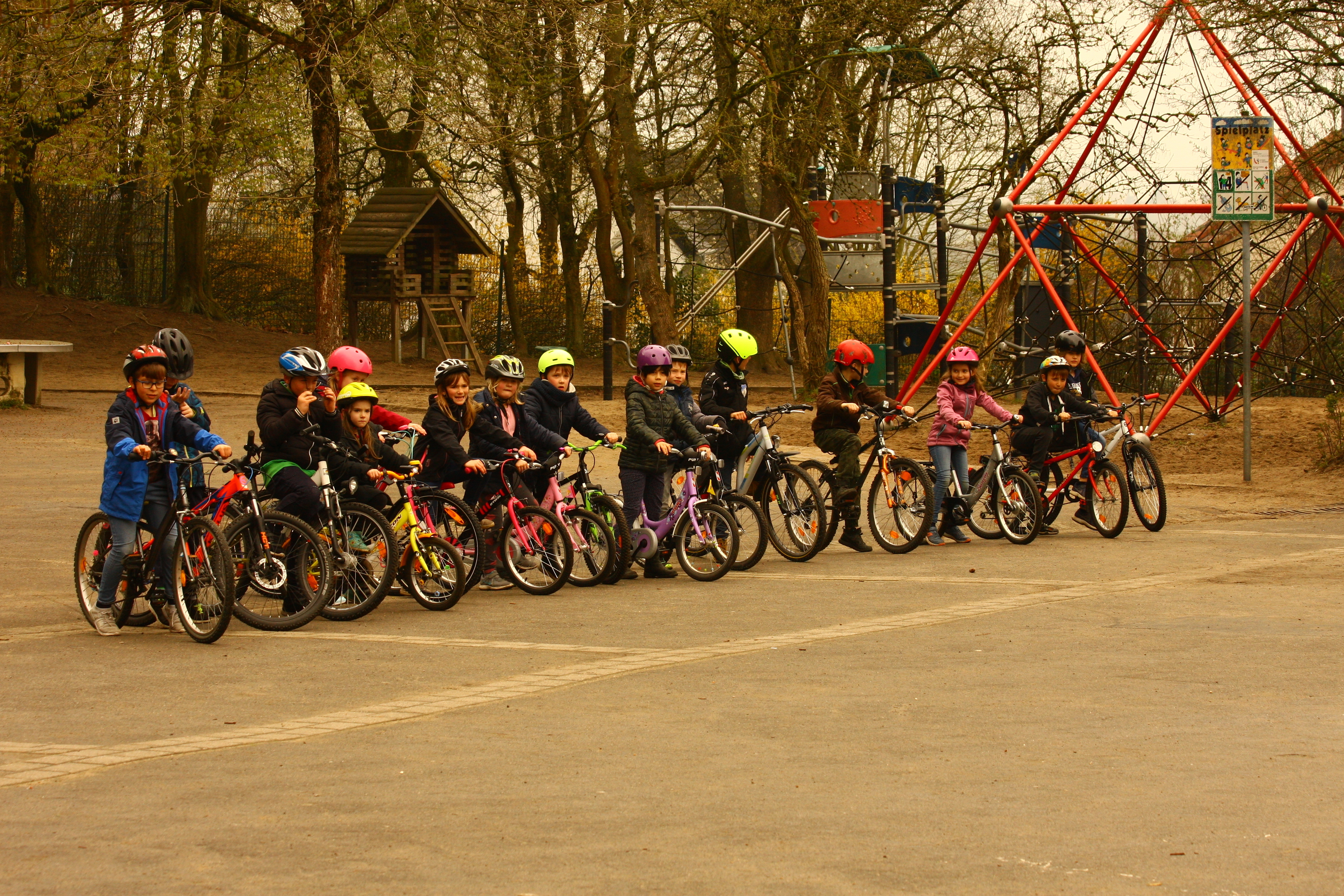 Auf die Plätze, fertig, los - aber sicher! Die Schüler der Herbeder Grundschule absolvierten ihr erstes Fahrradtraining.
