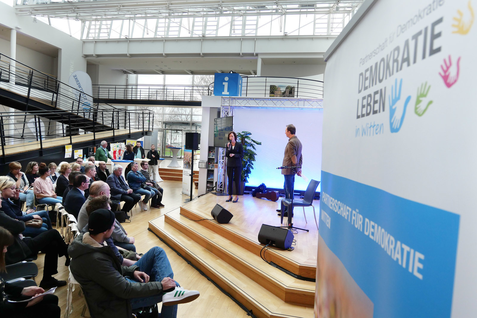 Sonja Leidemann wies auf die Bedeutung der Projekt- und Netzwerkarbeit der Partnerschaft für Demokratie in Witten hin.