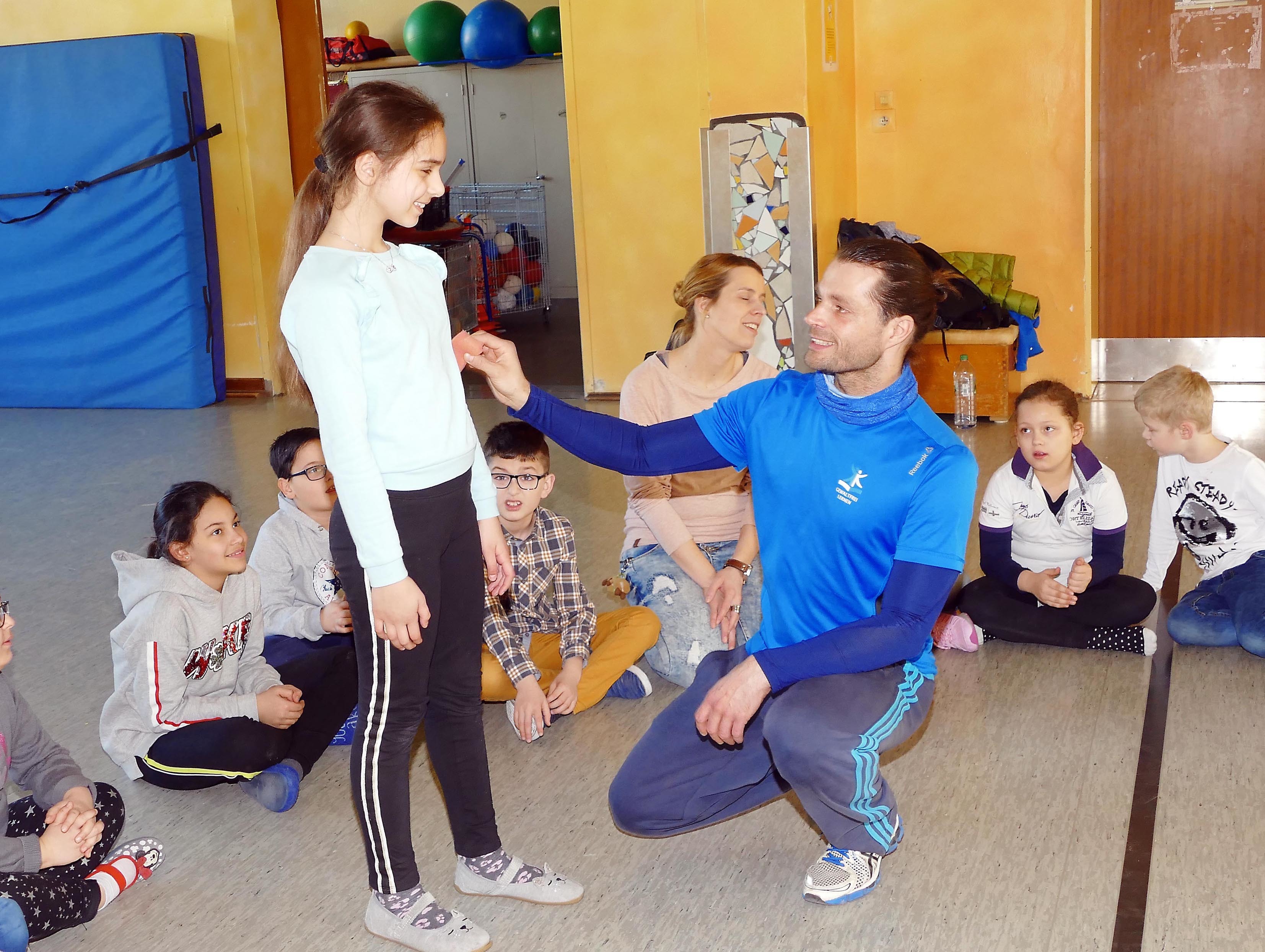 Kinder lernten in Konfliktübungen gewaltfrei miteinander umzugehen. Eltern begleiteten das Projekt in Rollenspielen, Lehrer in Fortbildungen.
