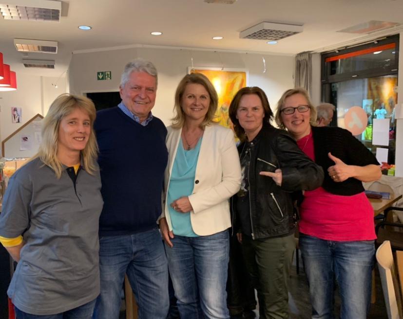 Bundestagsabgeordnete Sabine Poschmann (M.) stellte sich für die aidshilfe an einem Abend im Caféplus als Quizmasterin zur Verfügung.