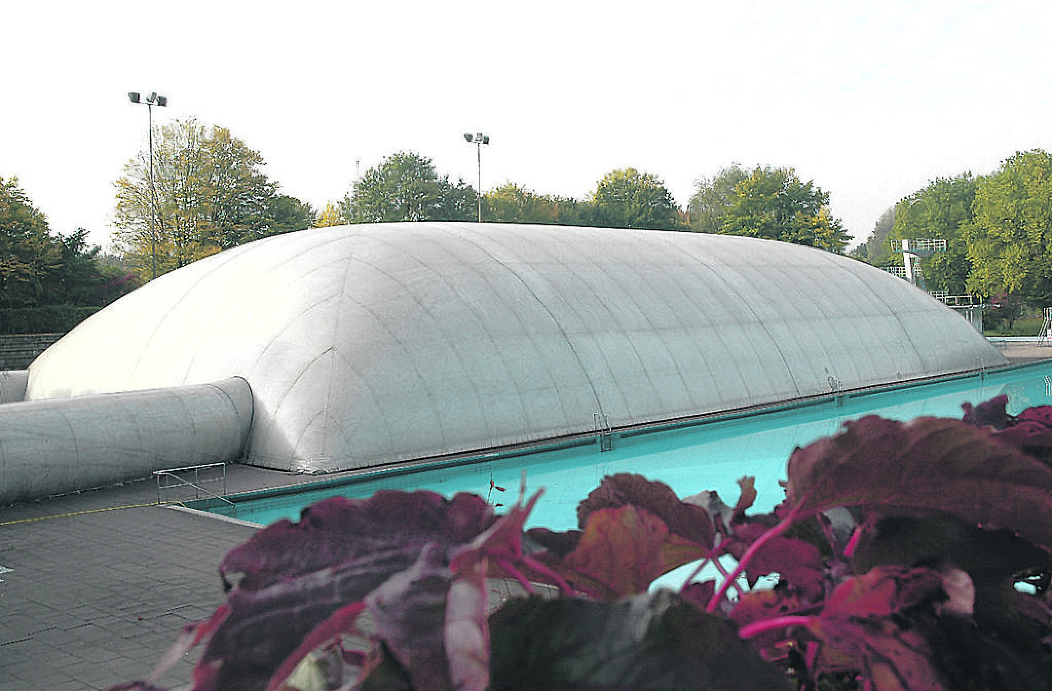 Die Traglufthalle über dem 50-Meter-Becken ist zu einem Wahrzeichen für das Gladbecker Freibad geworden. Am 23. April soll die "Pelle" abgebaut werden und Mitte Mai die Freibadsaison 2019 beginnen.