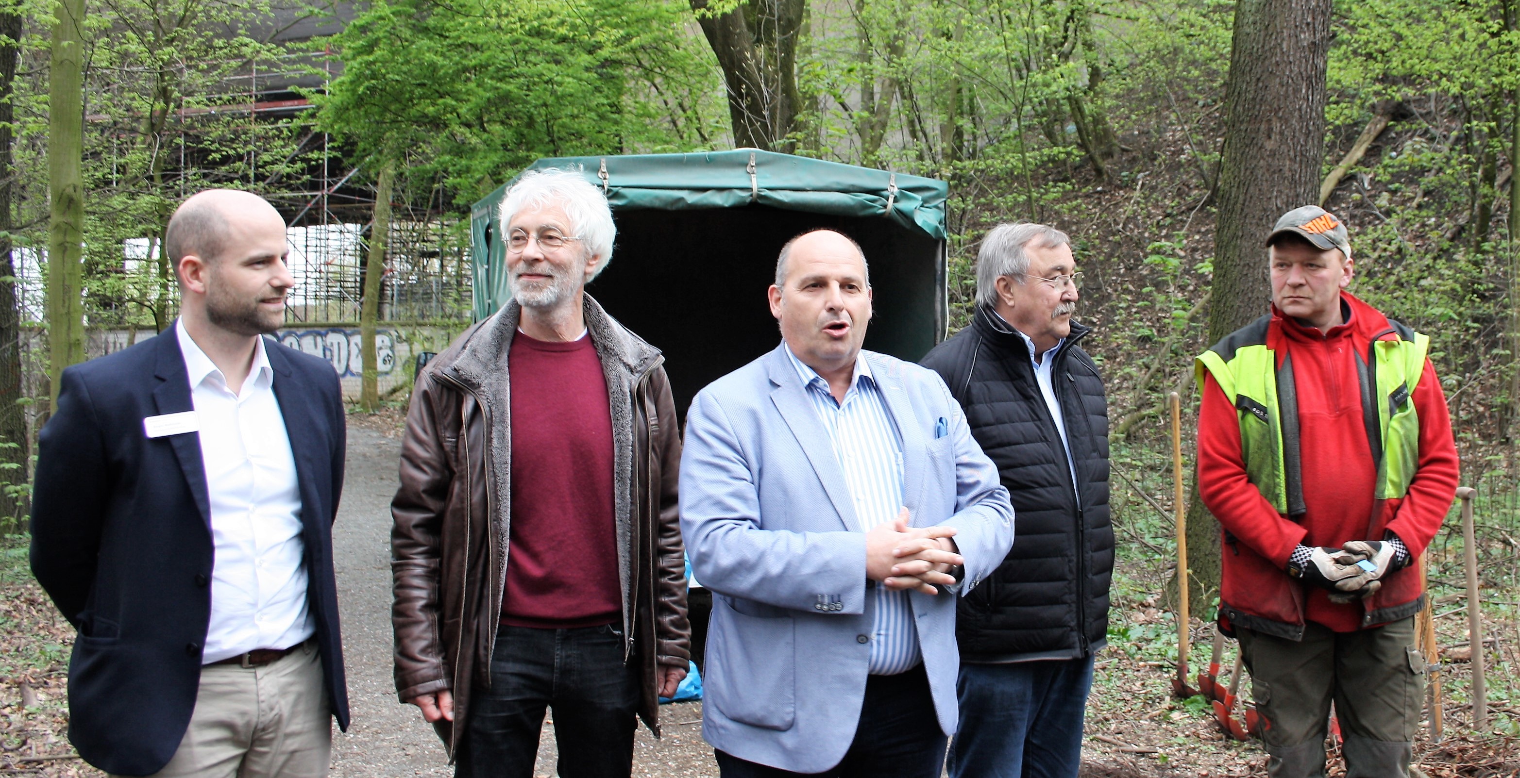 Klinikchef Birger Meßthaler, die Ärzte Dr. Peter Seiffert und Dr. Nikos Fersis, Bürgermeister Manfred Osenger und Fortswirt Frank Lingenober (v.l.) gaben nützliche Hinweise und Informationen zum stetig wachsenden Geburtenwald.
Fotos: Reiner Terhorst