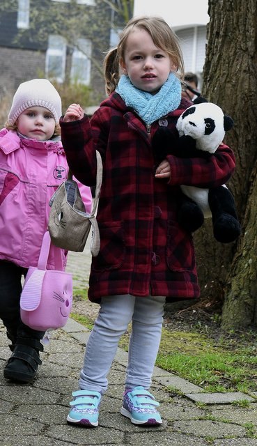 Antonia und Lara (v.l.) bei der letztjährigen Ostereiersuche der Gemeinde St. Elisabeth.