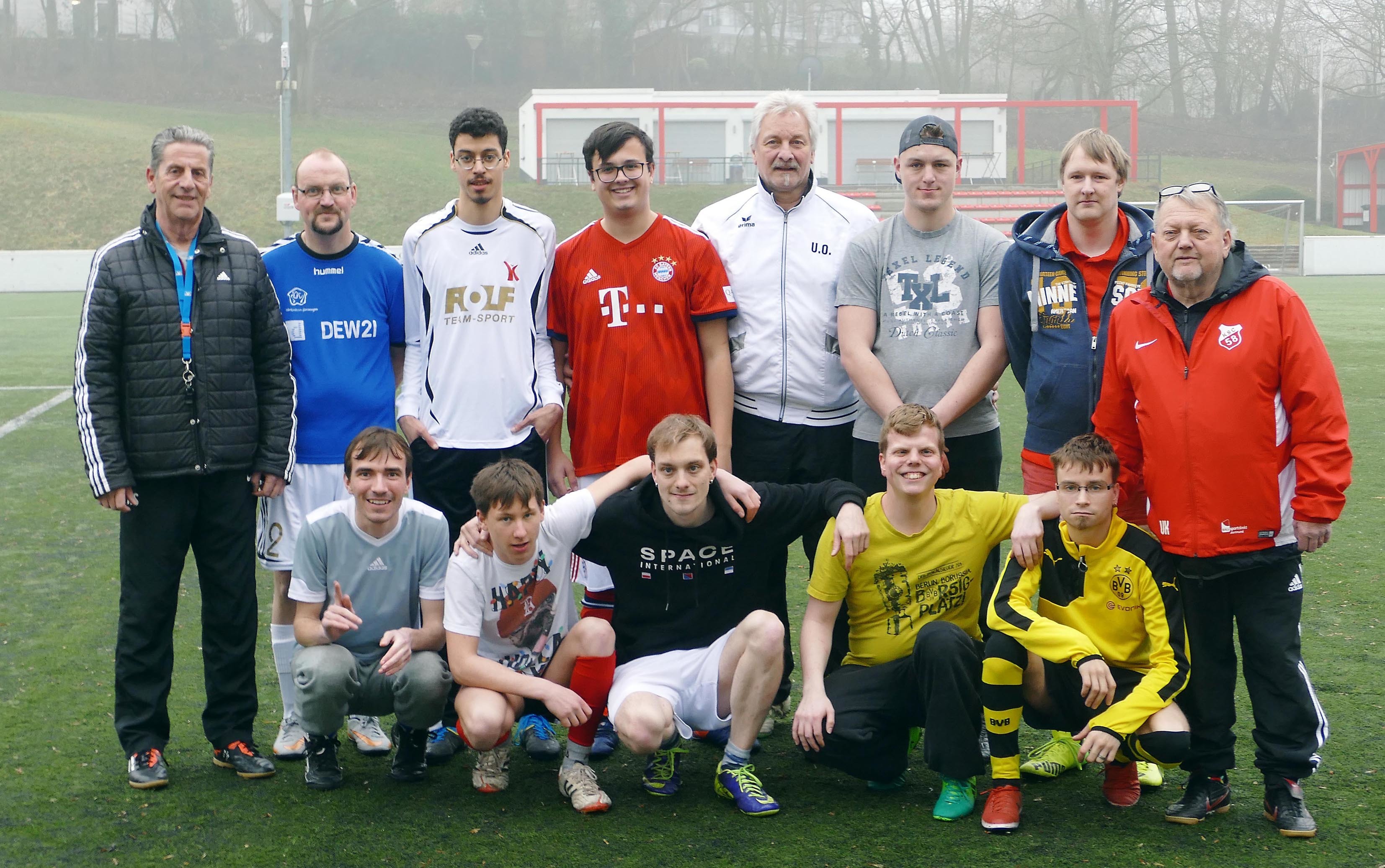Die KSC-Coaches Uwe Kiegelmann (r.) und Arno Siebert (l.) sowie die besten Kicker der Werkstätten Gottessegen begrüßten NRW-Auswahlcoach Uli Ollesch (mittig oben) in Kirchhörde.