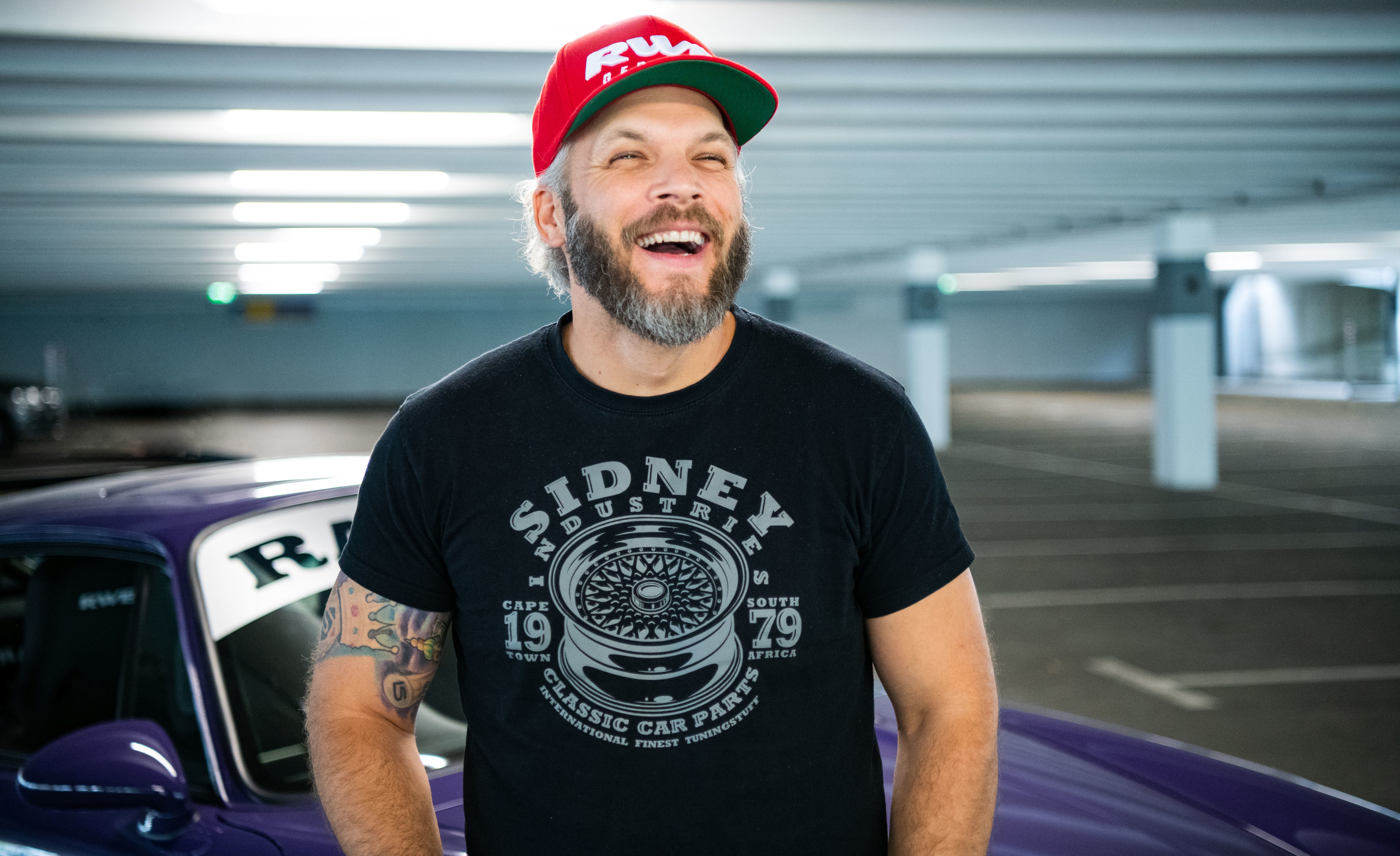 PS Profi Sidney Hoffmann versteigert seinen Beifahrerplatz bei der Oldtimer Rallye für kranke Kinder.