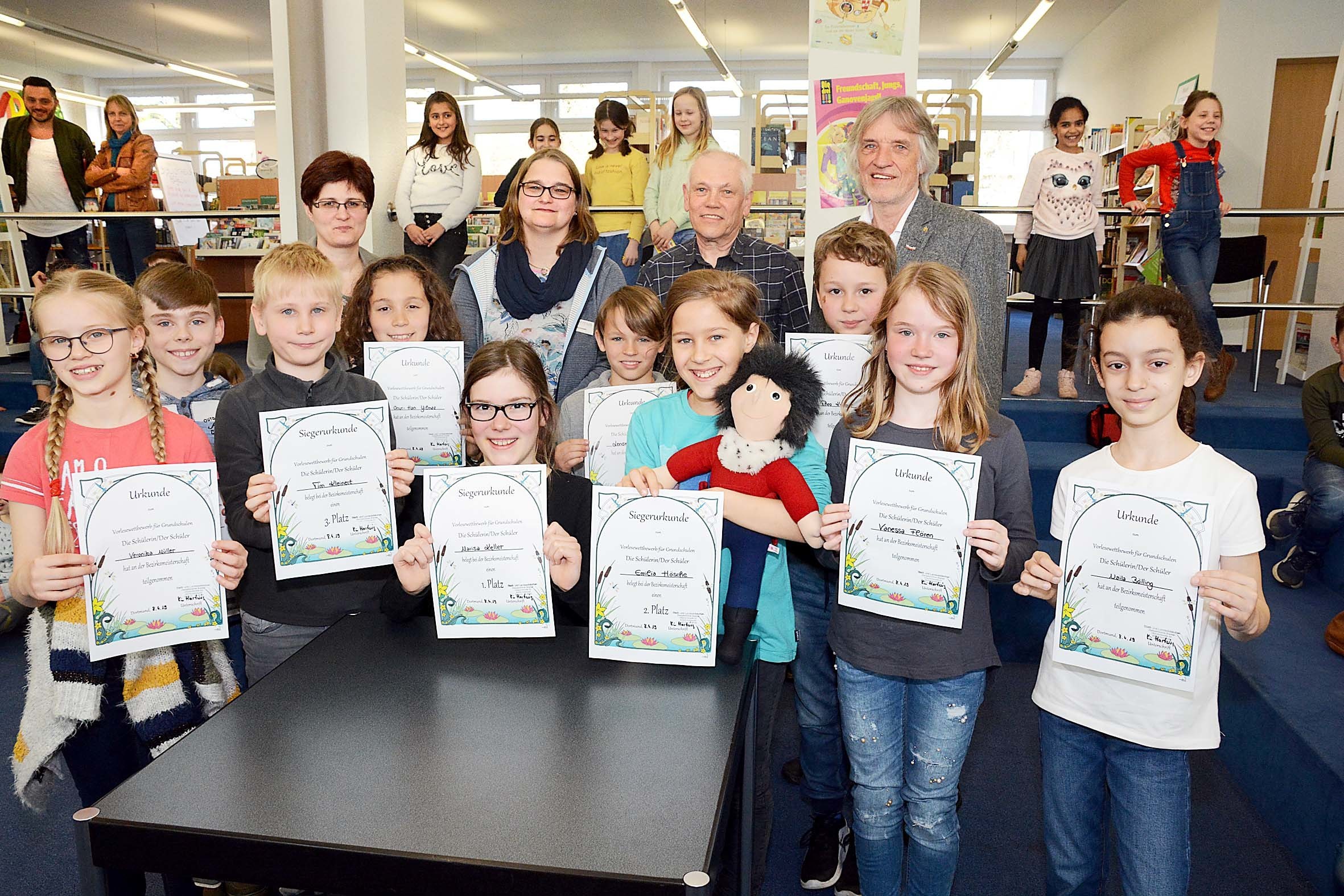 In der Bibliothek Brackel fand die Bezirksmeisterschaft des Dortmunder Vorlesewettbewerbs für Grundschulen statt. Die besten Leser*innen der vierten Klassen im Dortmunder Osten lasen bekannte und unbekannte Texte vor. Gewinnerin wurde Marisa Keller (vorne, 3.v.l.) von der Erich-Kästner-Grundschule in Brackel.