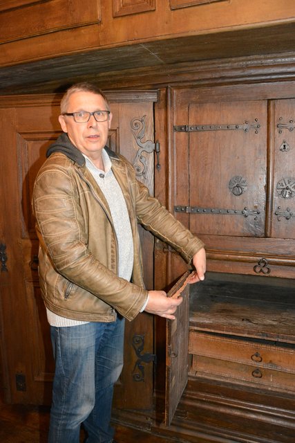 Nicht nur für LWL-Bauforscher Peter Barthold ist die "Wiederentdeckung" des alten Sakristeischranks ein "sensationeller Fund."