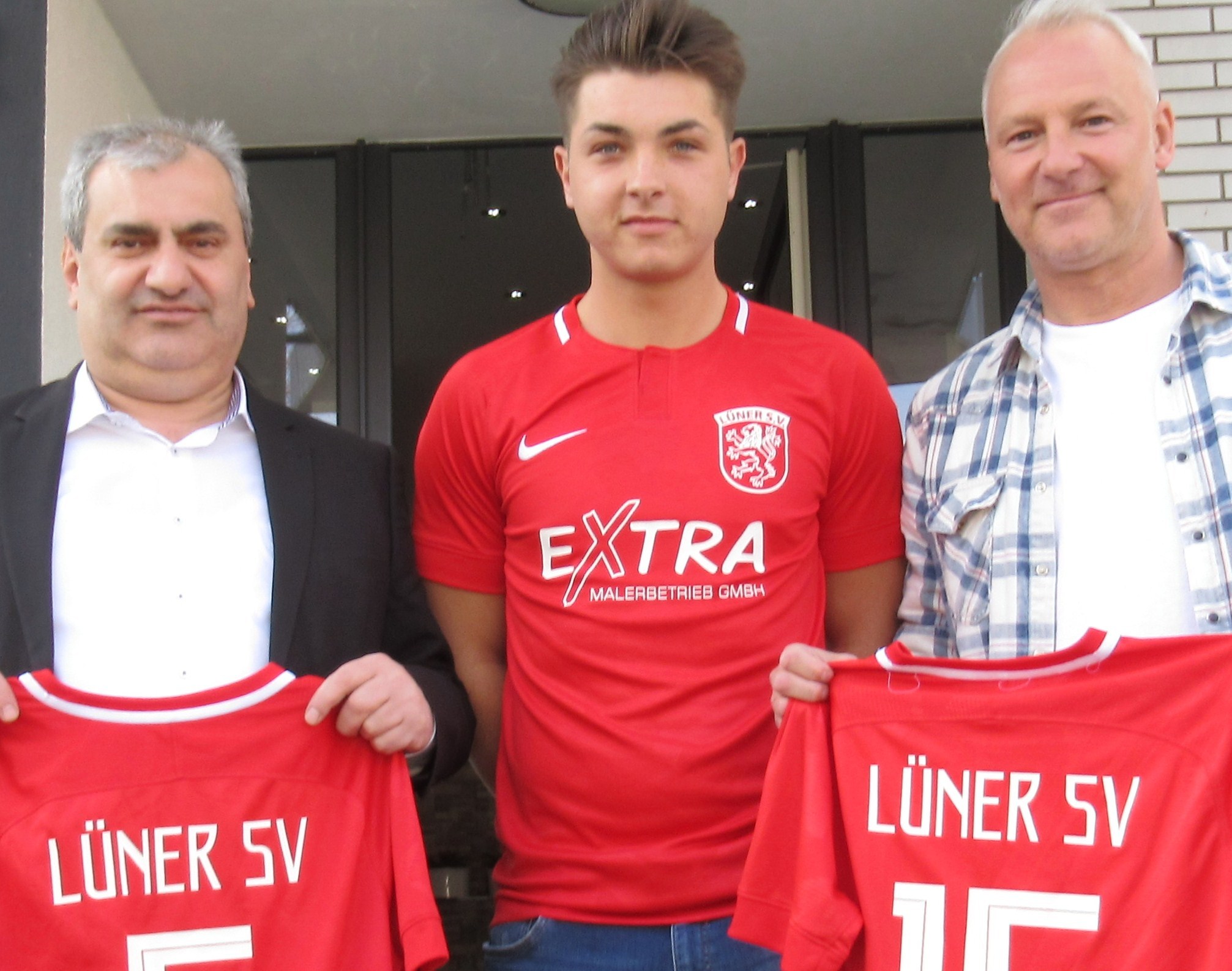 Neuzugang Felix Rudolf mit LSV-Vorsitzendem Imdat Acar (l.) und Sportlichem Leiter Christian Hampel. Foto Janning