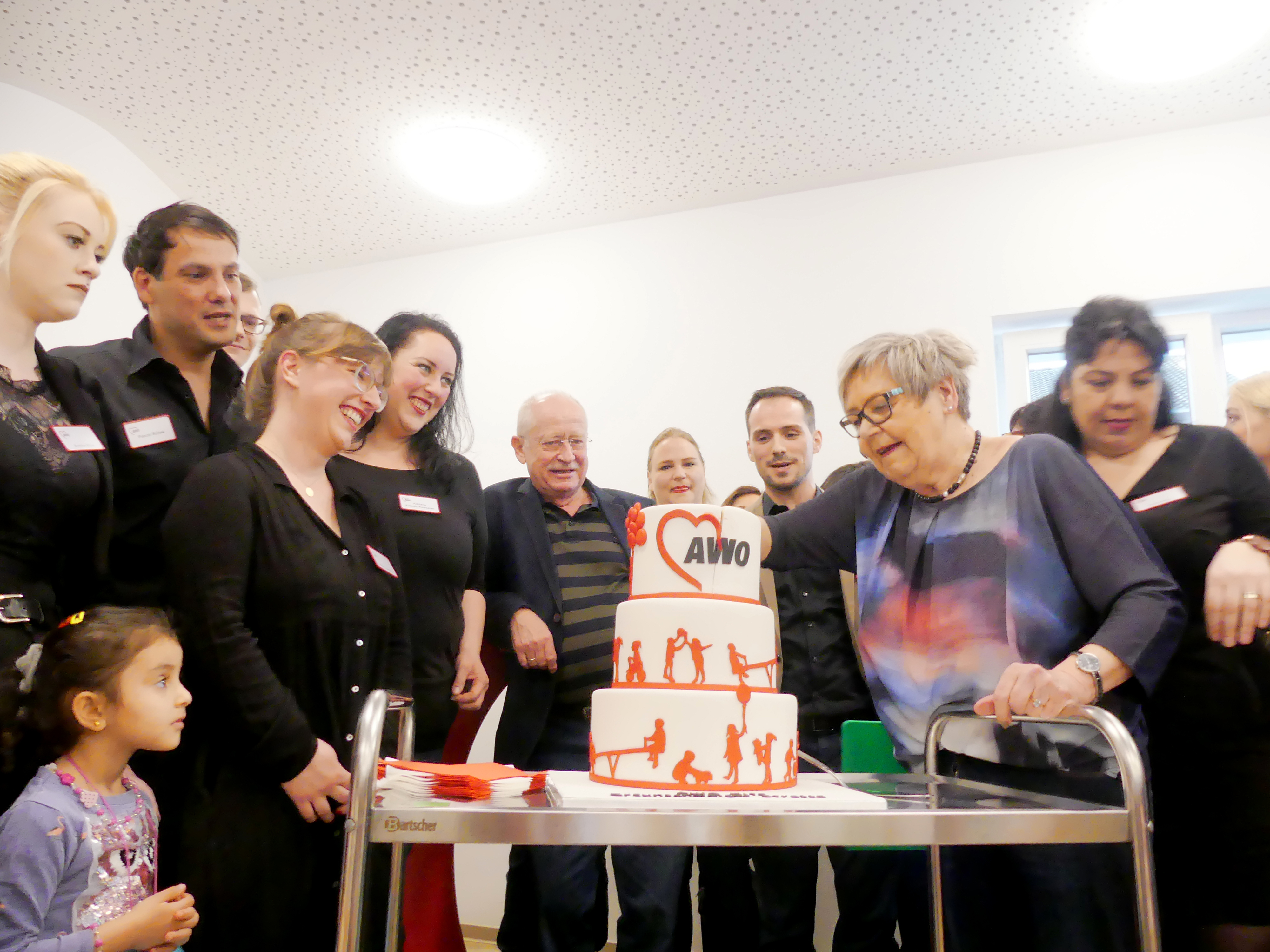 AWO-Vorsitzende Gerda Kieninger hatte sichtlich Freude daran, die große Awo-Torte anzuschneiden. Und Bezirksbürgermeister Dr. Jörder, mit dem sie die vielen Besucher in der neuen Kita begrüßte, bekam das erste Stück.