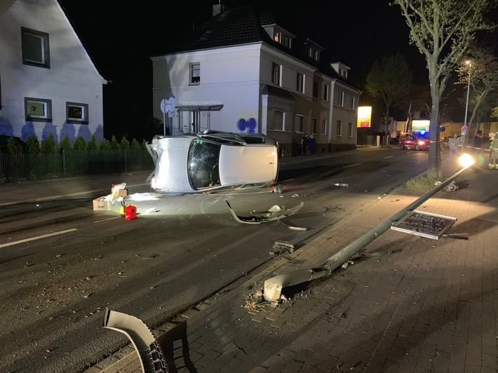 Bei dem Verkehrsunfall auf dem Bräukerweg wurde auch eine Straßenlaterne abgeknickt. Die Stadtwerke Menden sorgten für die Absicherung.