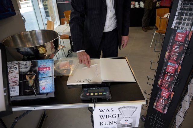 Die geeichte Waage vom Amt für weiterbildende Fantasie ist unbestechlich | Foto: Jürgen Brinkmann