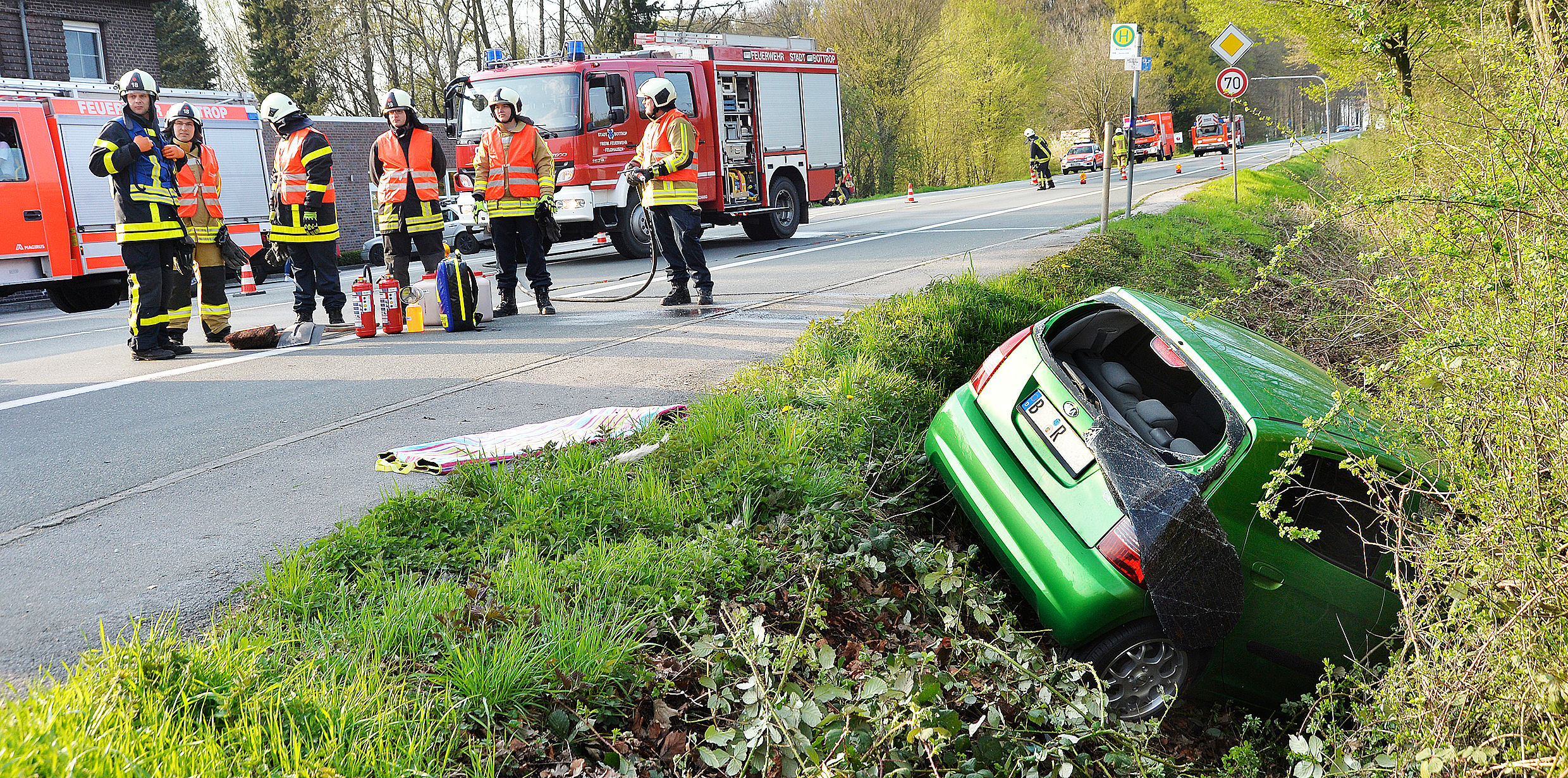 Einer der drei Pkw landete im Straßengraben. Zum Glück wurde der Fahrer dieses Wagens nur leicht verletzt.