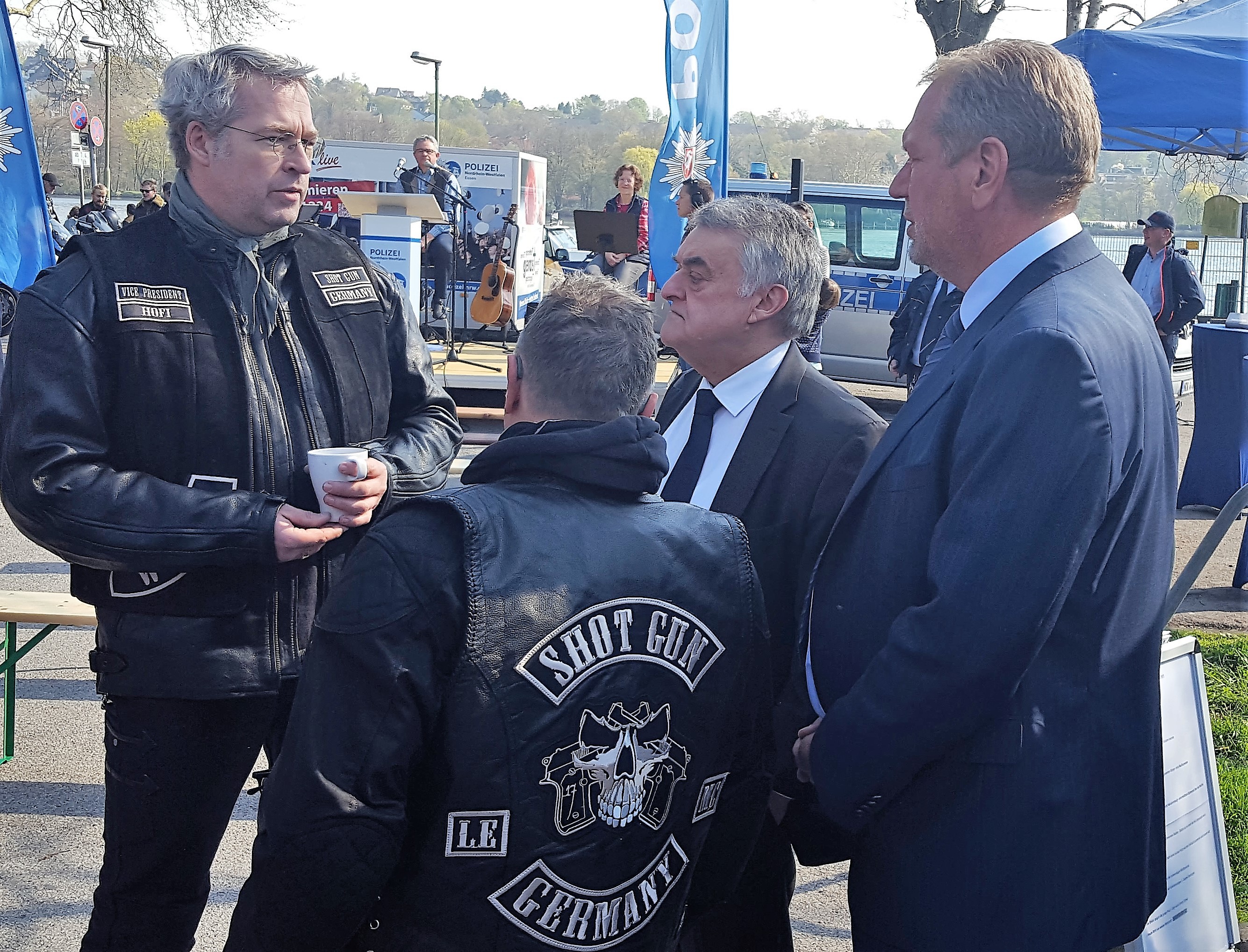 NRW-Innenminister Herbert Reul besuchte mit dem Essener Polizeipräsidenten Frank Richter den Motorradtreff am Haus Scheppen.
Foto: Henschke