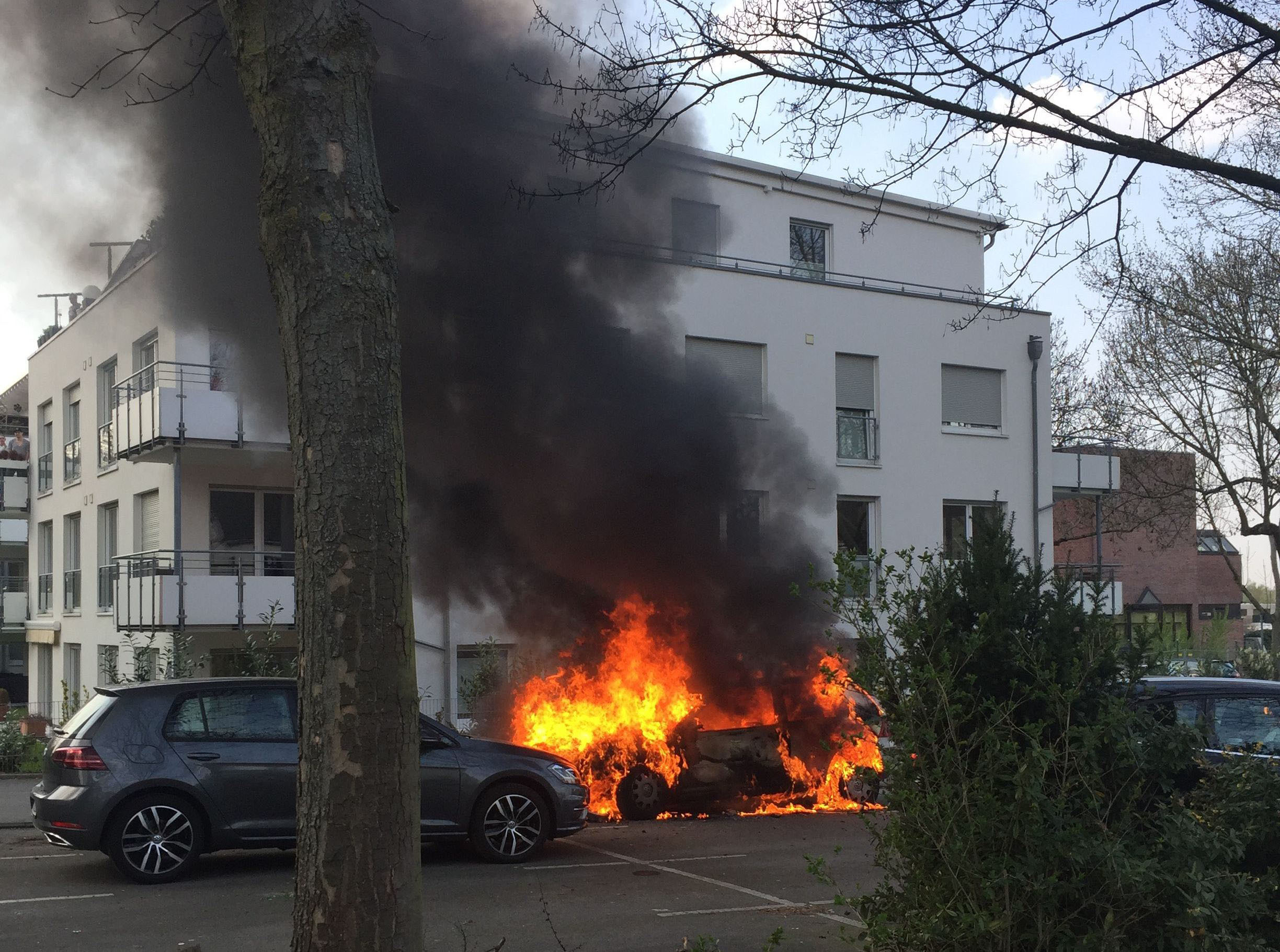Beim Eintreffen der Feuerwehr brannte das geparkte Auto an der Deggingstraße bereits in voller Ausdehnung.