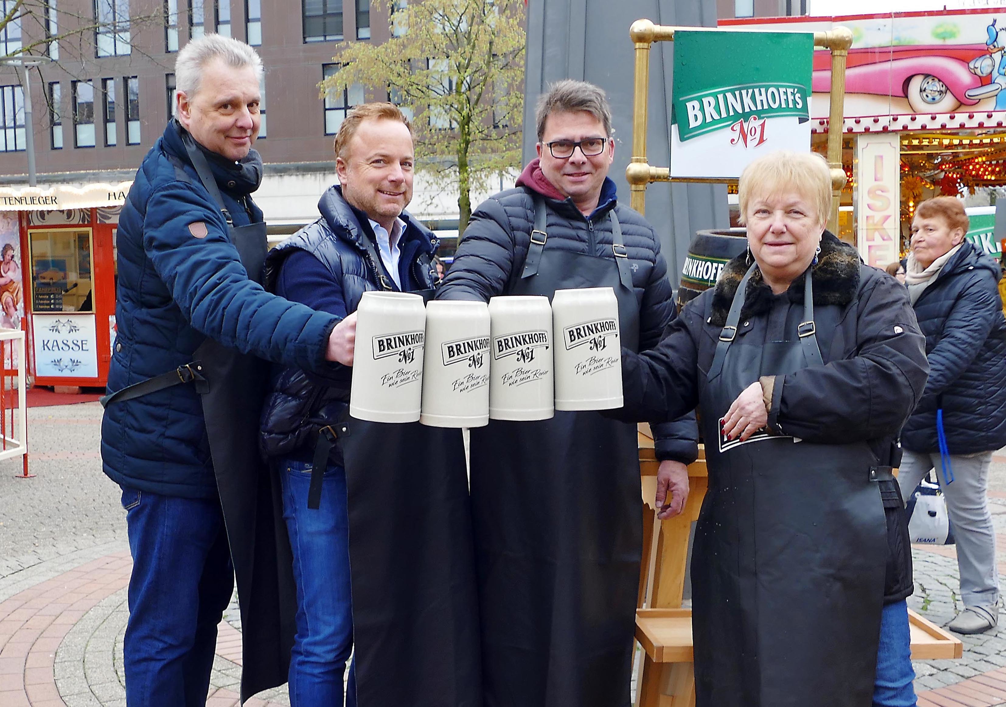 Fassanstich zum 13. Hörder Frühling (v.l.): Ulrich Spangenberg vom Stadtbezirksmarketing, Schausteller Rudi Isken, Bezirksbürgermeister Sascha Hillgeris und Edeltraud Kleinhans von der Hörder SPD.
