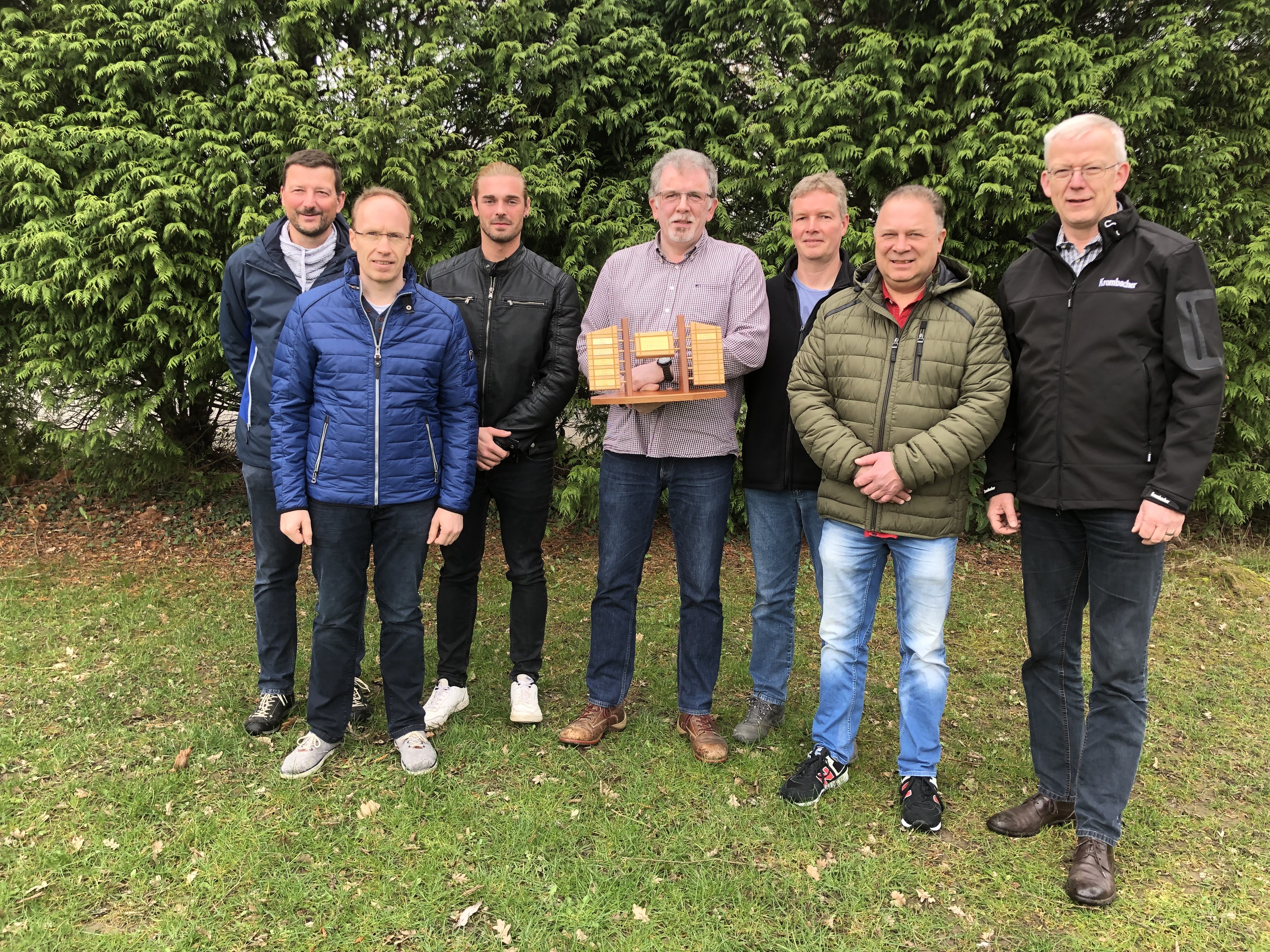 v.l.n.r.: 1. Vorsitzender Rainer Lewe, Dirk Meermann, Alexander Meise, Kompaniechef Ralf Laurenzis, 2. Vorsitzender Udo Jodat, Andreas Coerds, Oberst Heinrich Thier. Foto: Verein