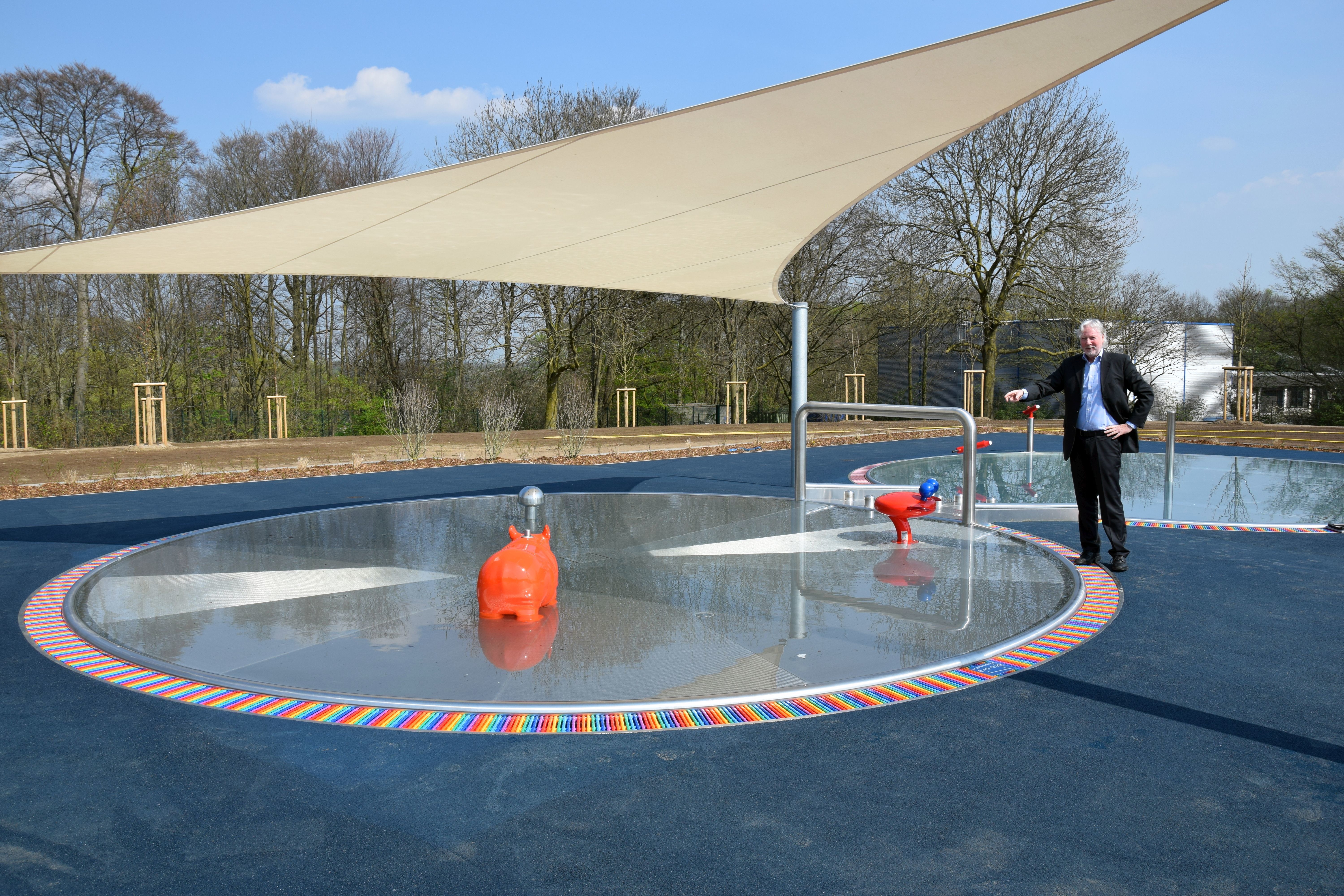 Stadtwerke-Geschäftsführer Rolf Hoffmann präsentiert die neuen Kleinkinder-Becken im Sternbuschbad. Um die Becken wurden Gummi-Fliesen verlegt.