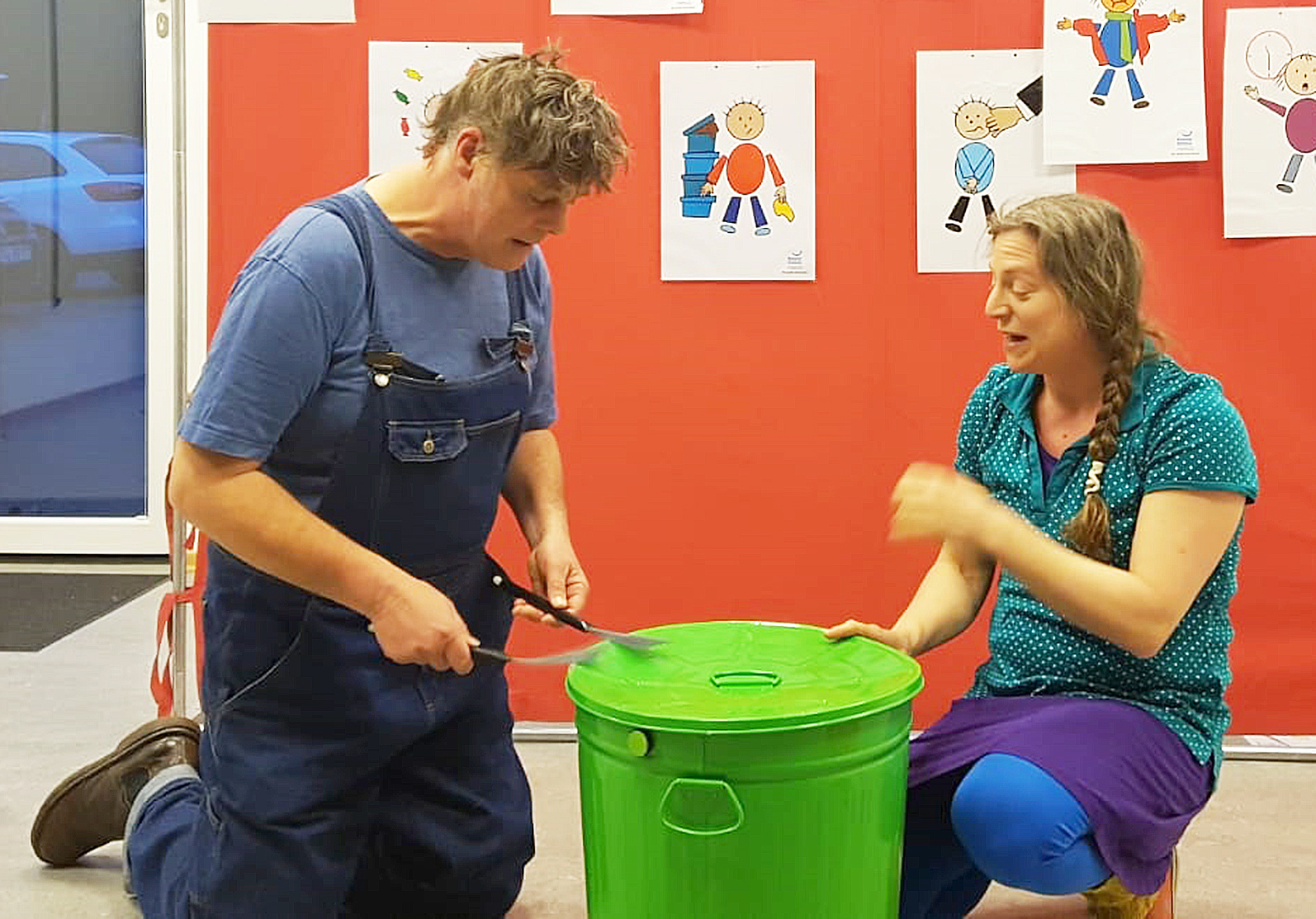 Mitglieder der "Theaterpädagogischen Werkstatt Osnabrück" präsentierten im Familienzentrum "Oase" das neue Projekt "Die große Nein-Tonne".