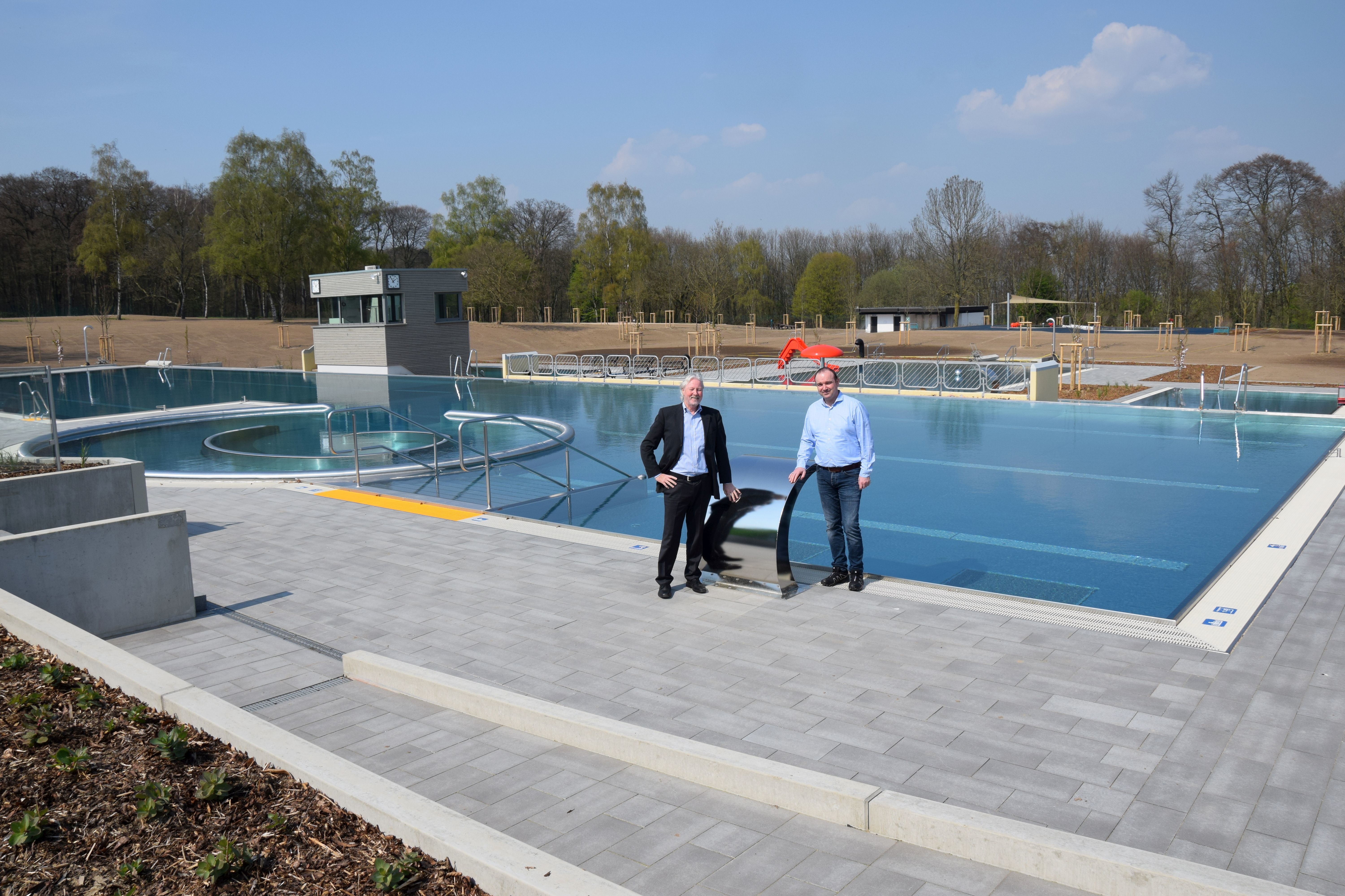 Nach zweijähriger Bauzeit wird Mitte Juni auch der neue Freibadbereich im Sternbuschbad eröffnet. Stadtwerke-Geschäftsführer Rolf Hoffmann und der stellvertretende Projektleiter Markus Versteegen können stolz auf die neue Badelandschaft sein.