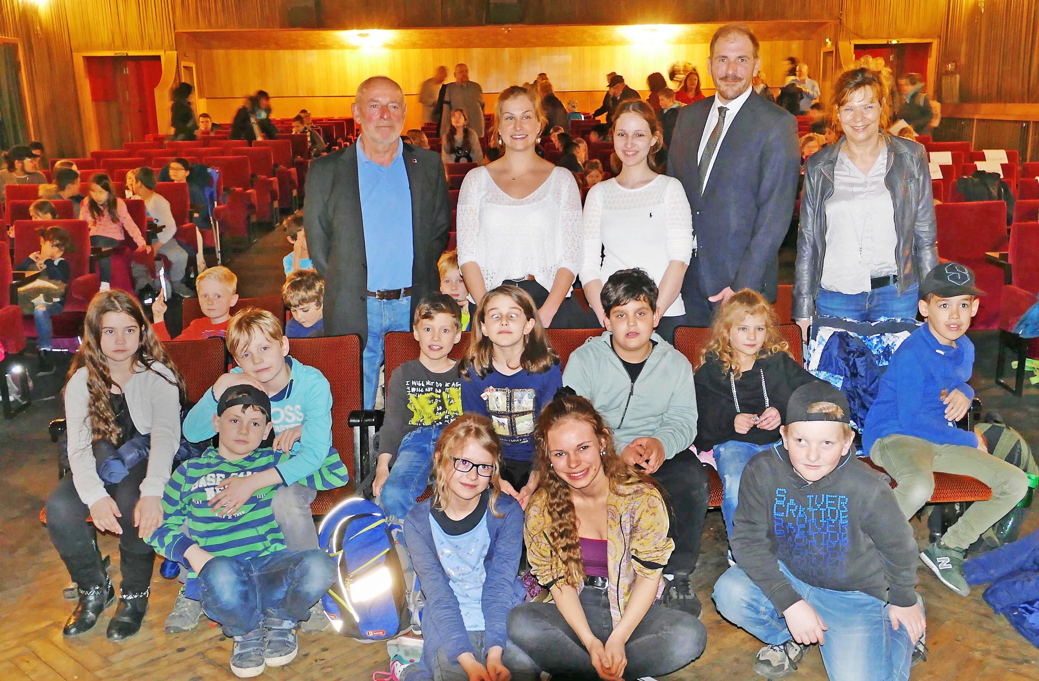Einen selbstgedrehten Film zeigte die Emschertal Grundschule im Kino Alte Postkutsche, Schüruferstraße. Und auch Bezirksbürgermeister Jürgen Schädel gehörte zu den Zuschauern.