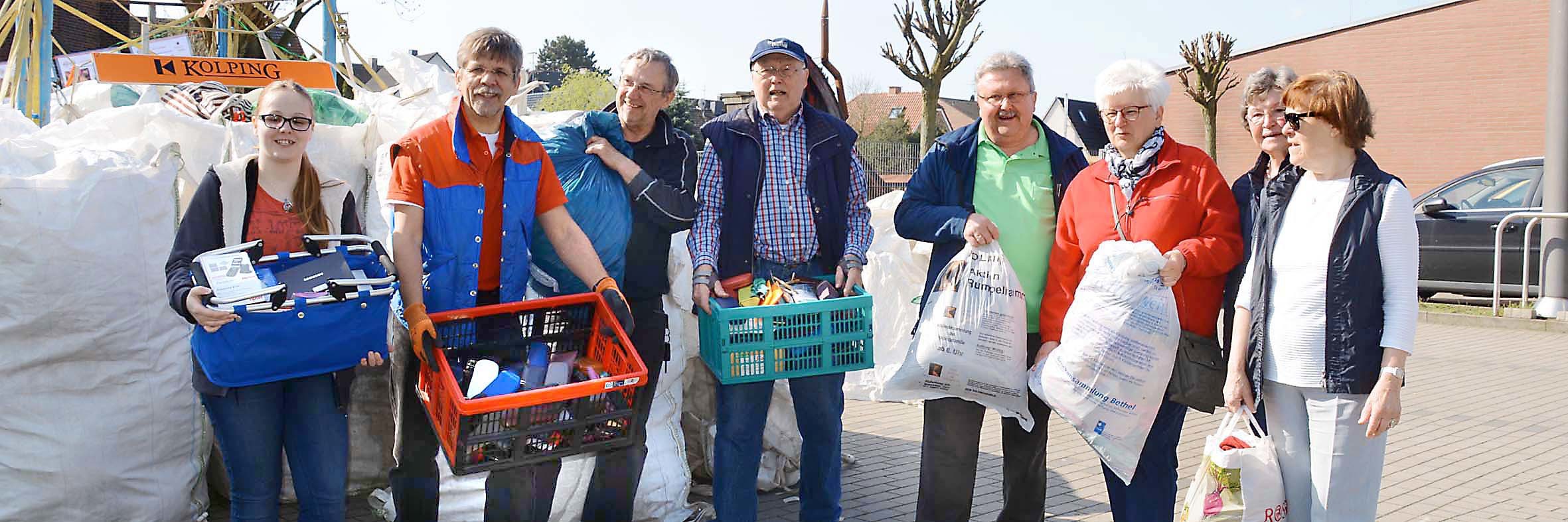 Aktionsleiter Heinrich Hauschulz (2.v.l.) von der Kolpingsfamilie der St.-Clemens-Gemeinde strahlte bei der 30. Bringe-Aktion "Sonne für Sambia" ob des erzielten Rekordes mit der Sonne über Brackel um die Wette: Nie zuvor konnte so ein hohes Ergebnis mit über 2,3 Tonnen eingesammelt werden.