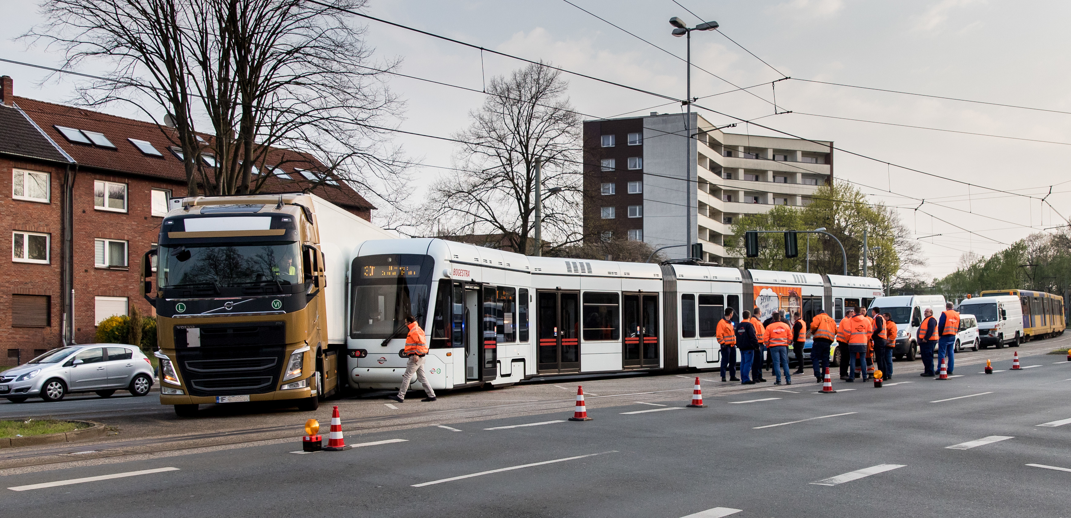 LKW schiebt Straßenbahn aus dem Gleis - erhebliche Verkehrsbehinderungen in Gelsenkirchen-Horst