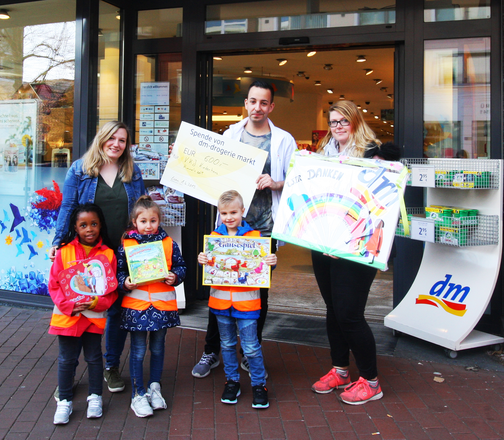 Sarah Hoffmann, Leiterin VKJ-Kinderhaus Himmelszelt, dm-Marktleiter Max Groos, die stellvertretende Kinderhaus-Leiterin Christin Tarne sowie die KiTa-Kinder Jacqueline, Rahel und Jerome (v.l.) bei der Spendenübergabe Foto: VKJ