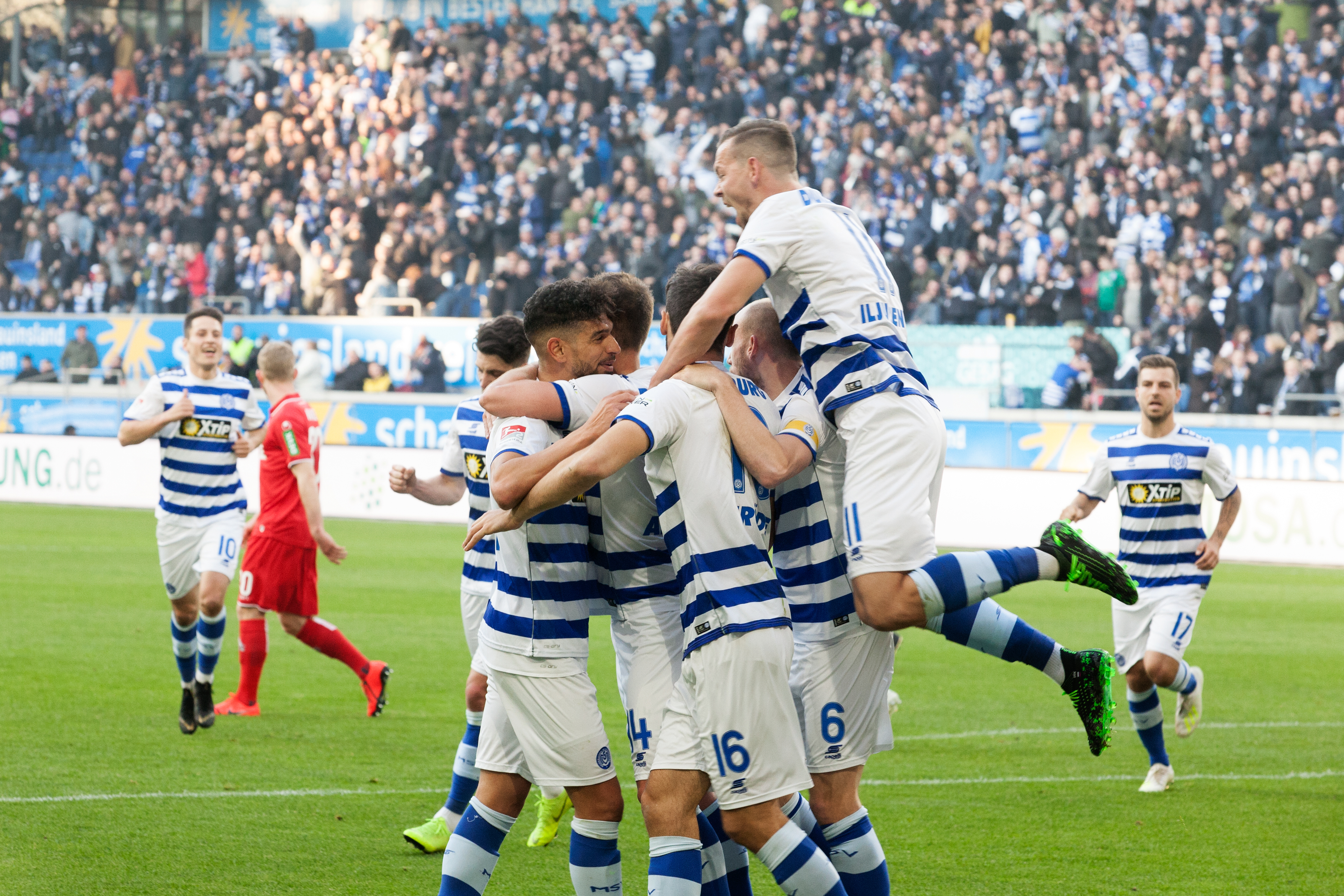Großer Jubel bei den Zebras, Lukas Fröde verschwand unter seinen Mitspielern, nachdem er das 2:1 geschossen hat.