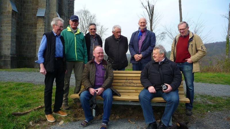An der Kreuzkapelle in Arnsberg wurde jetzt eine „Sauerland-Waldruhe-Bank“ aufgestellt.