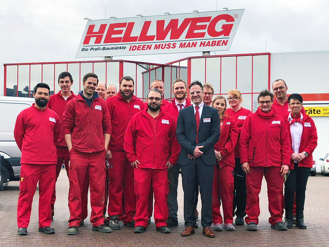 HELLWEG Marktleiter Markus Hauser und sein Team freuen sich auf die große Eröffnungsfeier