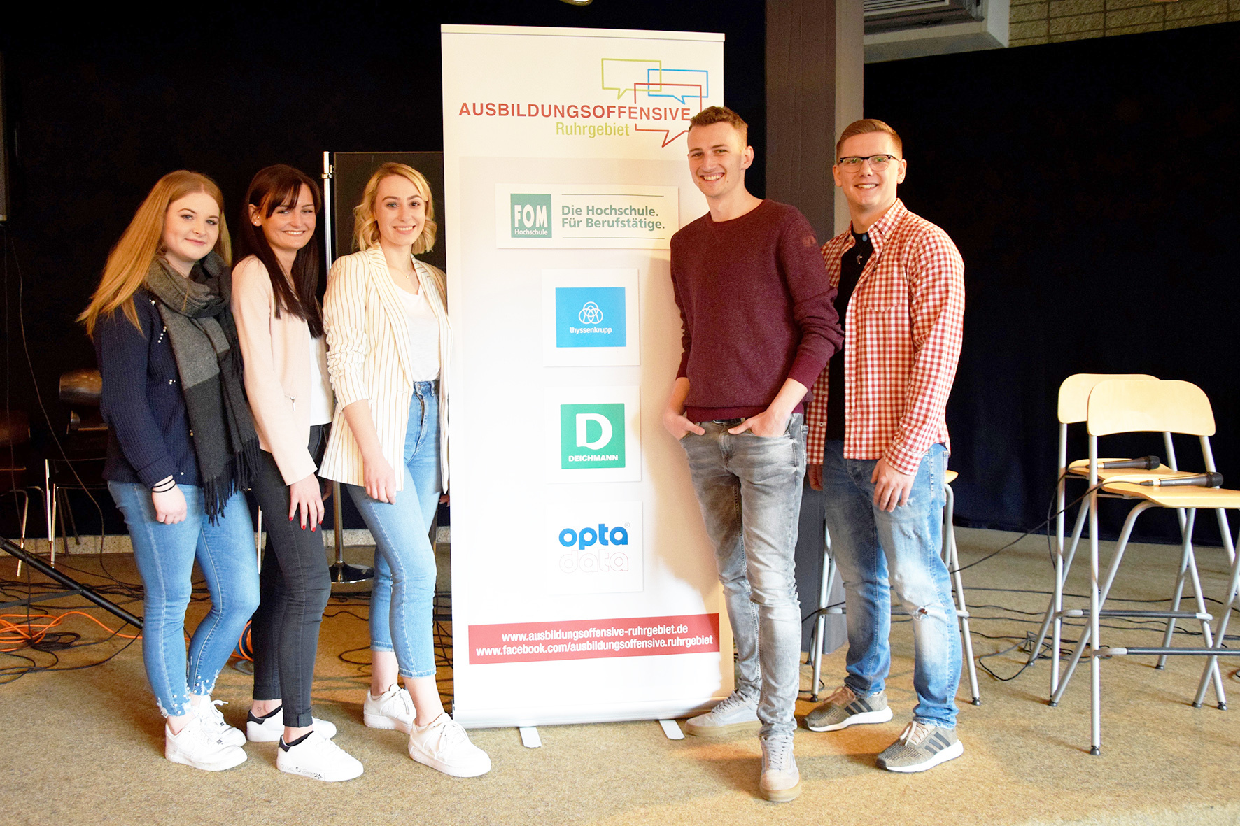 Freuten sich über die tolle Resonanz des Publikums (von links): Evelin Kunz (FOM Hochschule), Cheyenne Emde (Deichmann), Gwen Wittig (opta data Gruppe), Moderator Joshua Windelschmidt und Jan Rohde (thyssenkrupp). Foto: Veranstalter