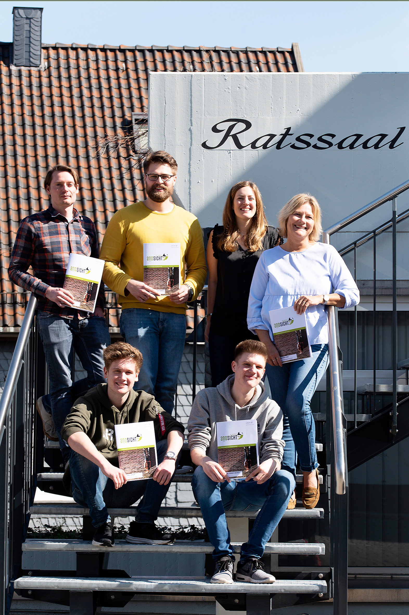 Sebastian Melchert (Lehrer der FHS), Martin Schneider (Lehrer der FHS), Annette Brincker (Bürgerstiftung Herdecke), Sonja Fielenbach, Martin Bischoping und Hannes Große-Ruyken. Foto: Karin Hessmann