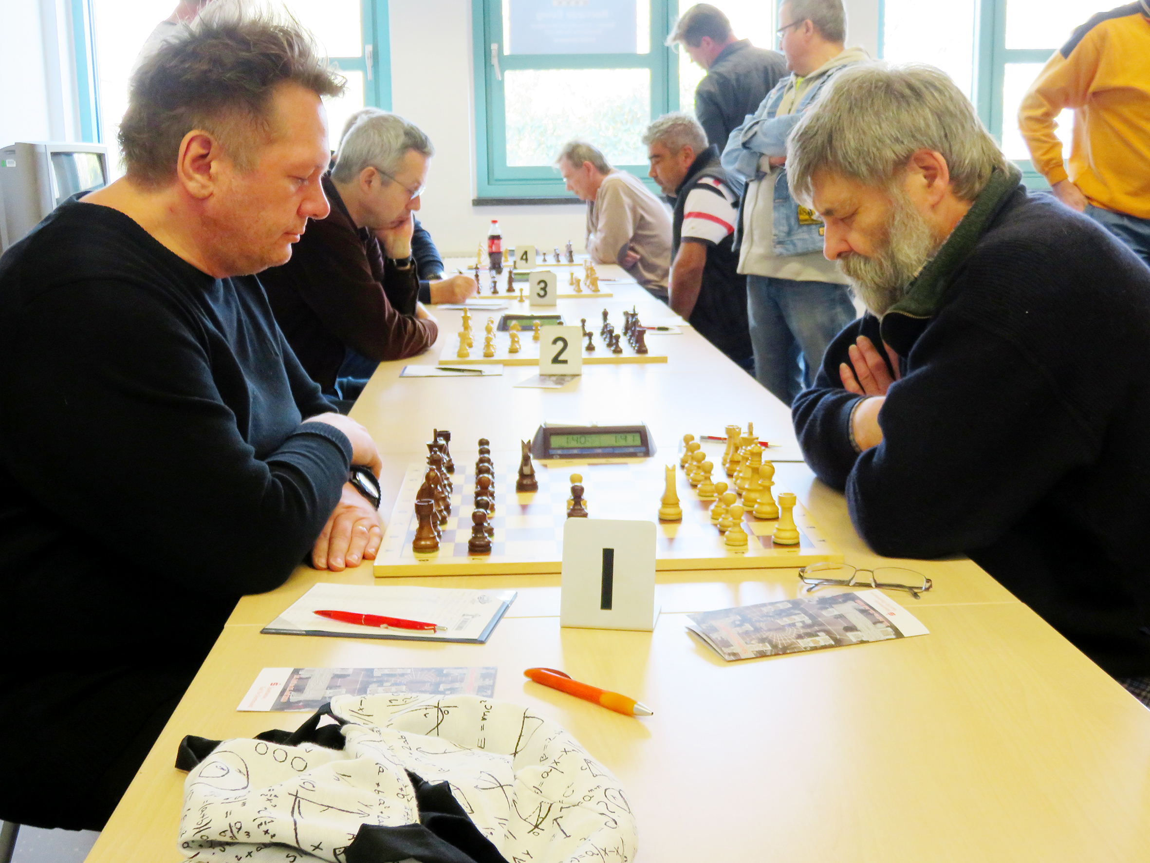 Hier am Brett 1 Christoph Michalek (l.) vom SV Rochade Eving und Pit Schulenburg (r.) vom nun entthronten Verbandsbezirksliga-Tabellenführer Matt Inn Dortmund 1.